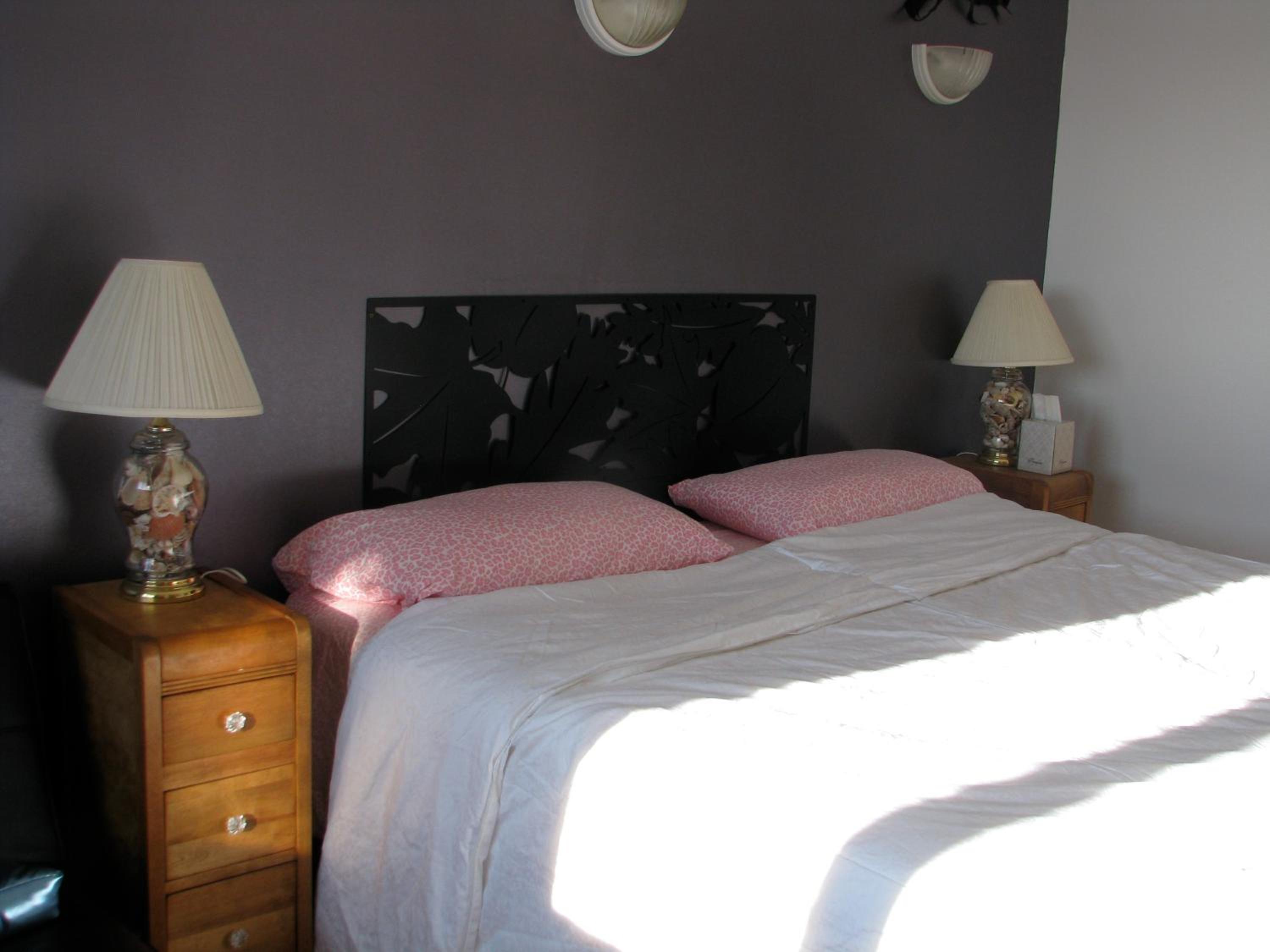 King Room with Shared Bathroom photo 2