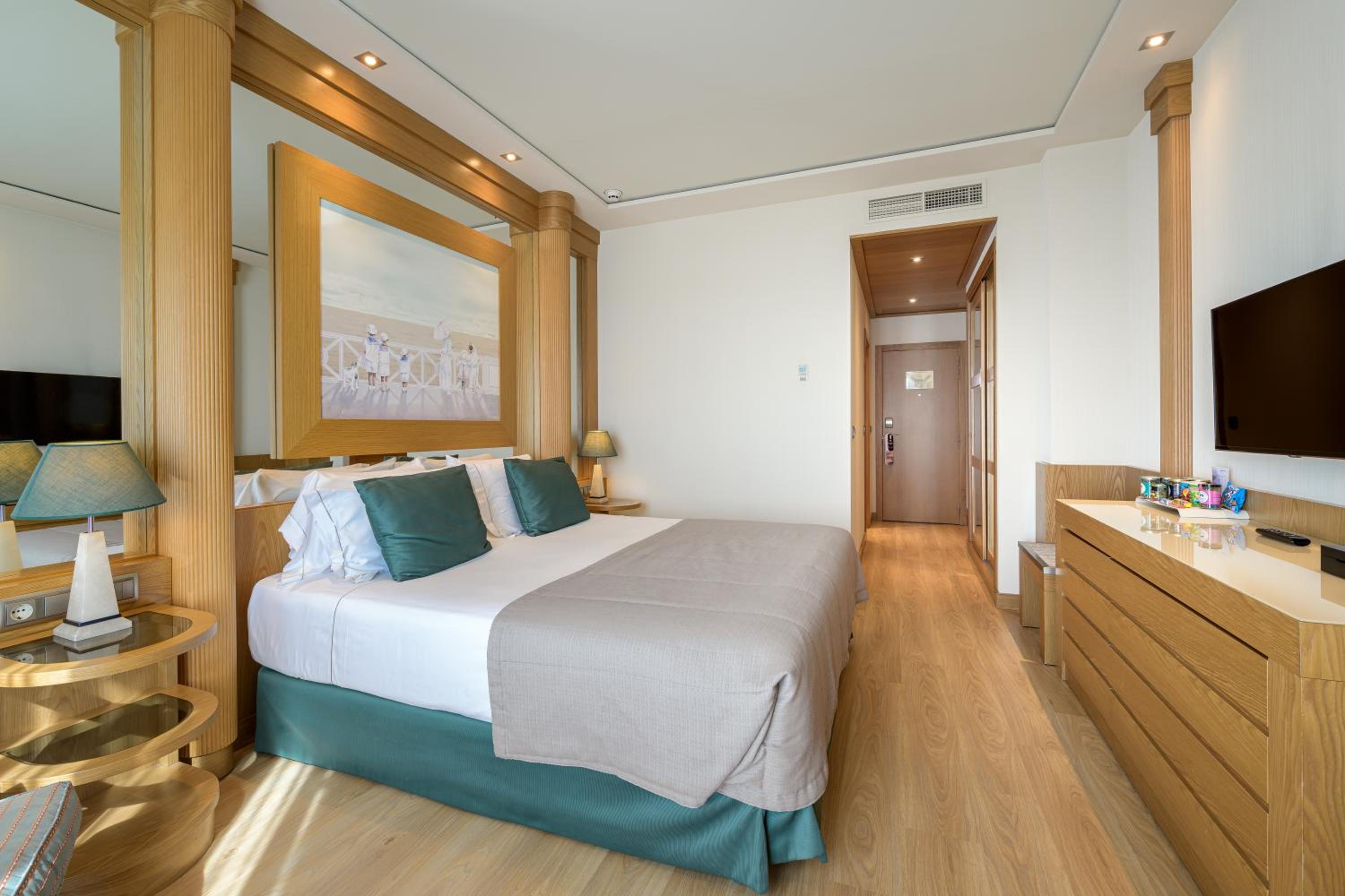 Classic Double or Twin Room with City View photo 3
