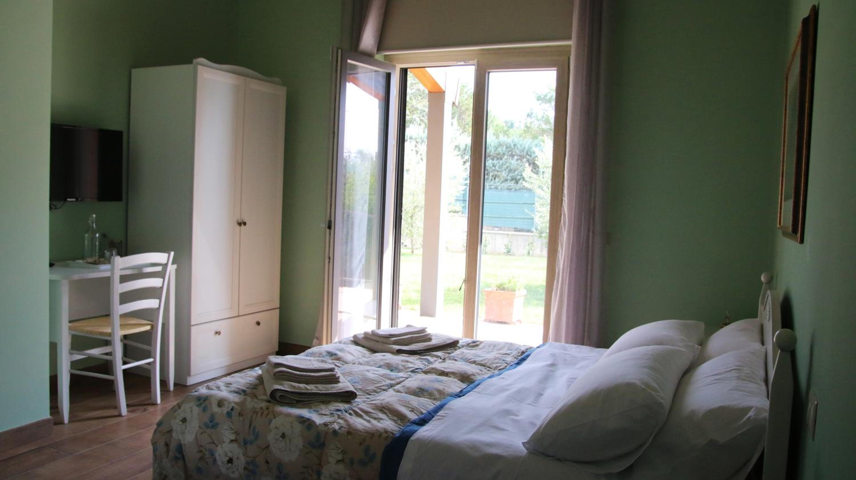 Deluxe Double Room with Extra Bed - Photo 5