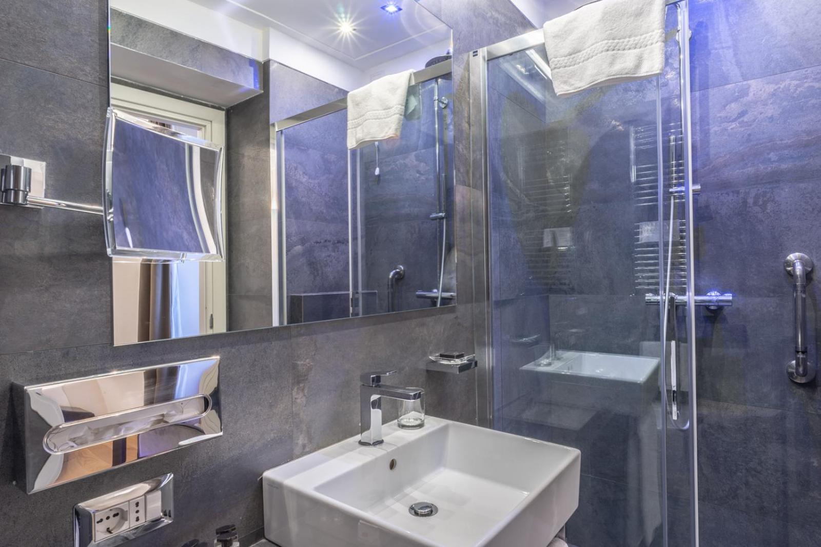 Superior Double or Twin Room with City View photo 3