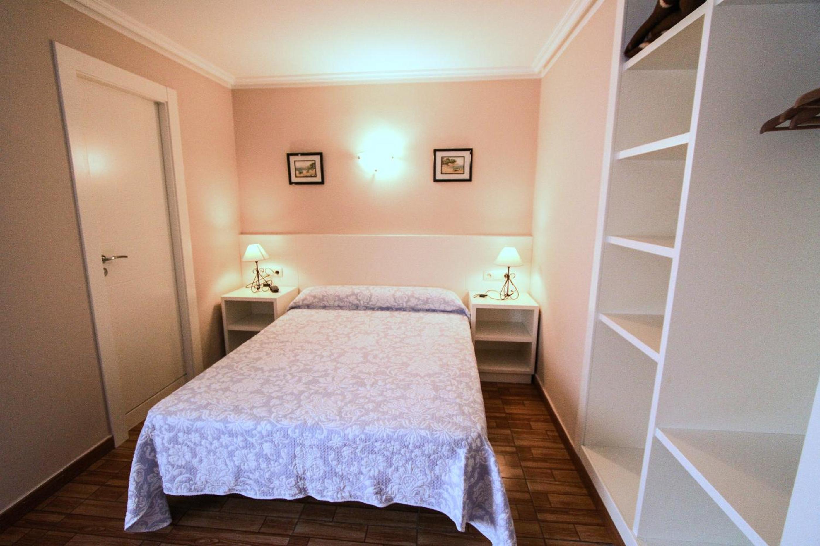 Double or Twin Room with Private Bathroom - Photo 3