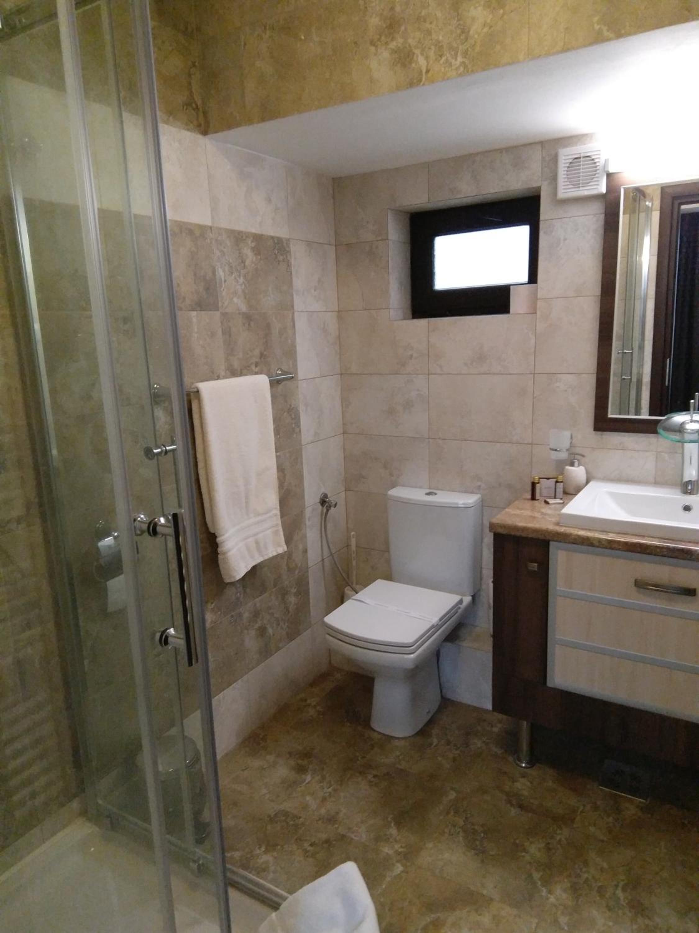 Double Room with Private Bathroom - Photo 4