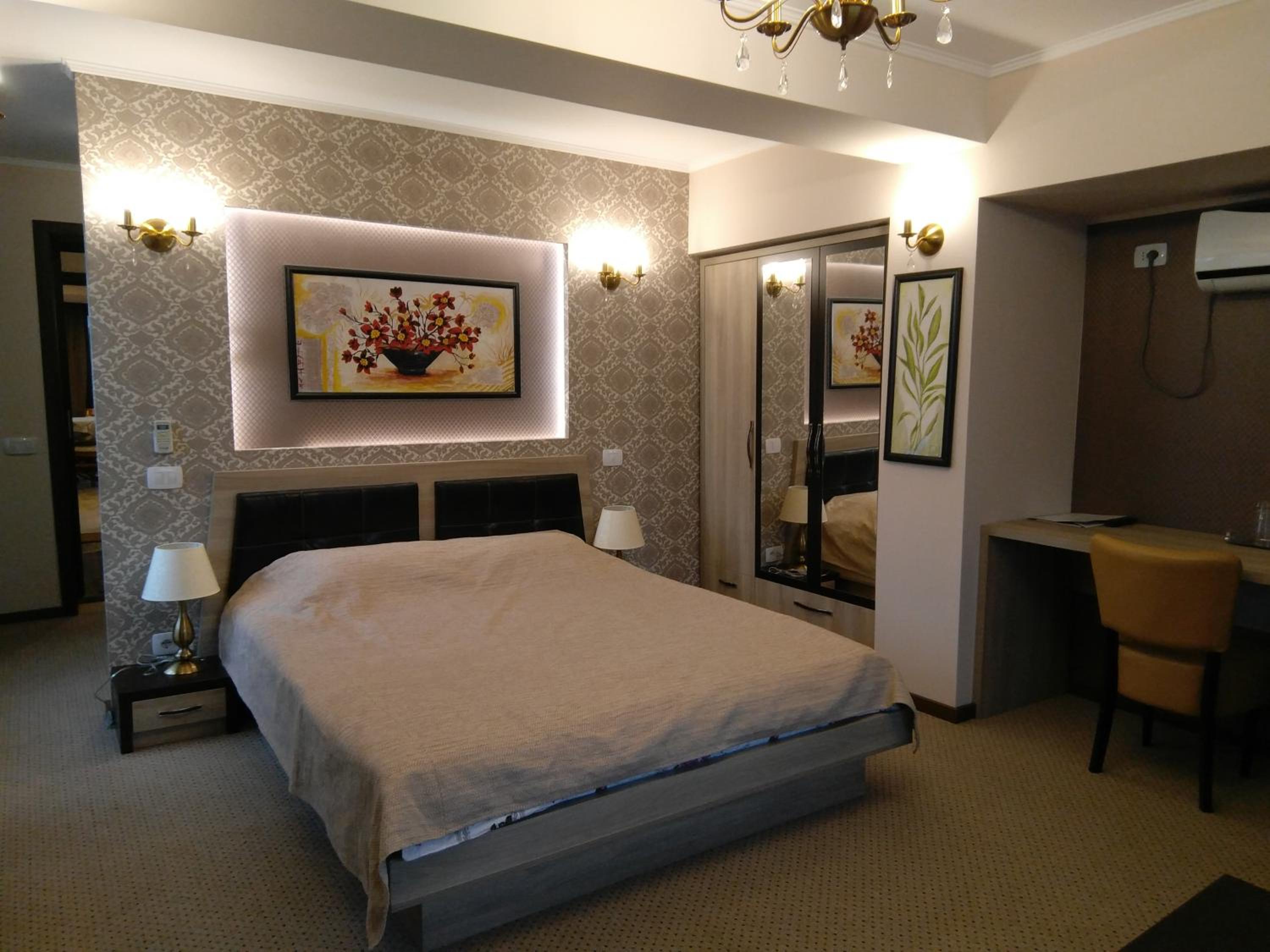 Double Room with Private Bathroom - Photo 16