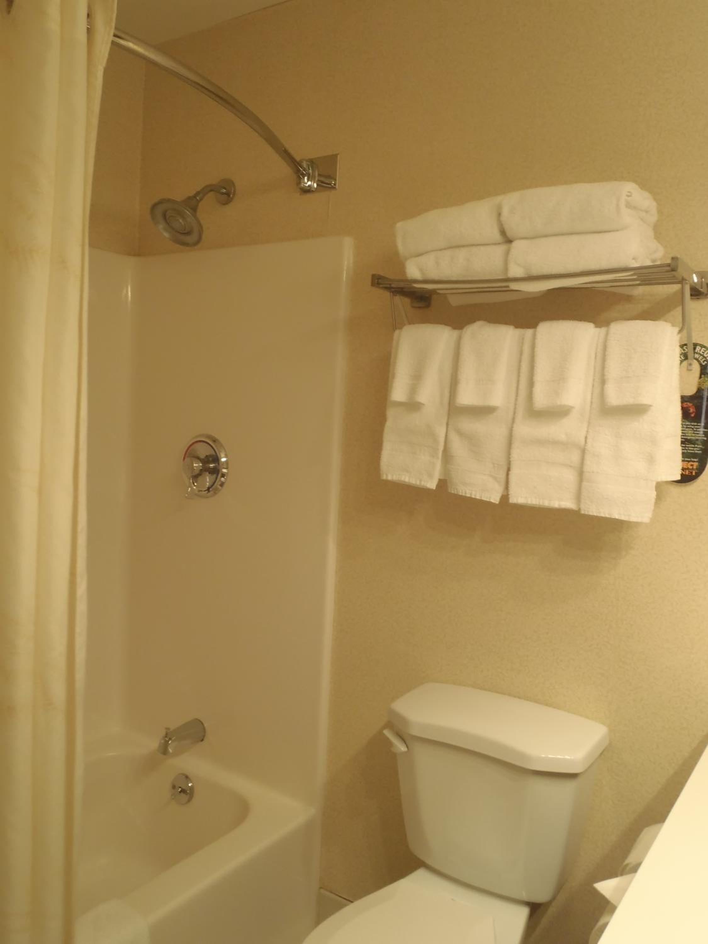 Queen Room with Two Queen Beds - Non-Smoking - Photo 3