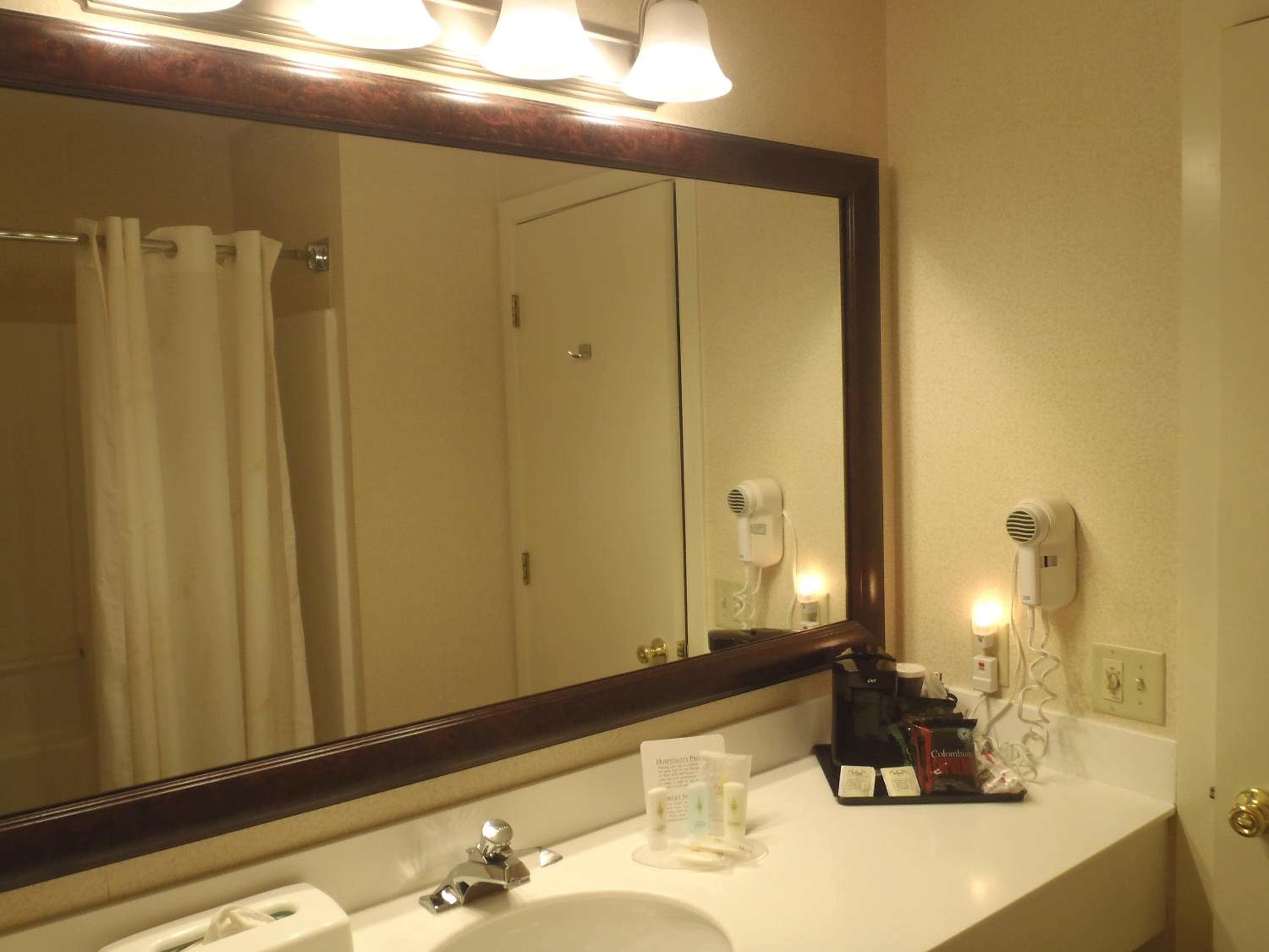 Queen Room with Two Queen Beds - Non-Smoking - Photo 6