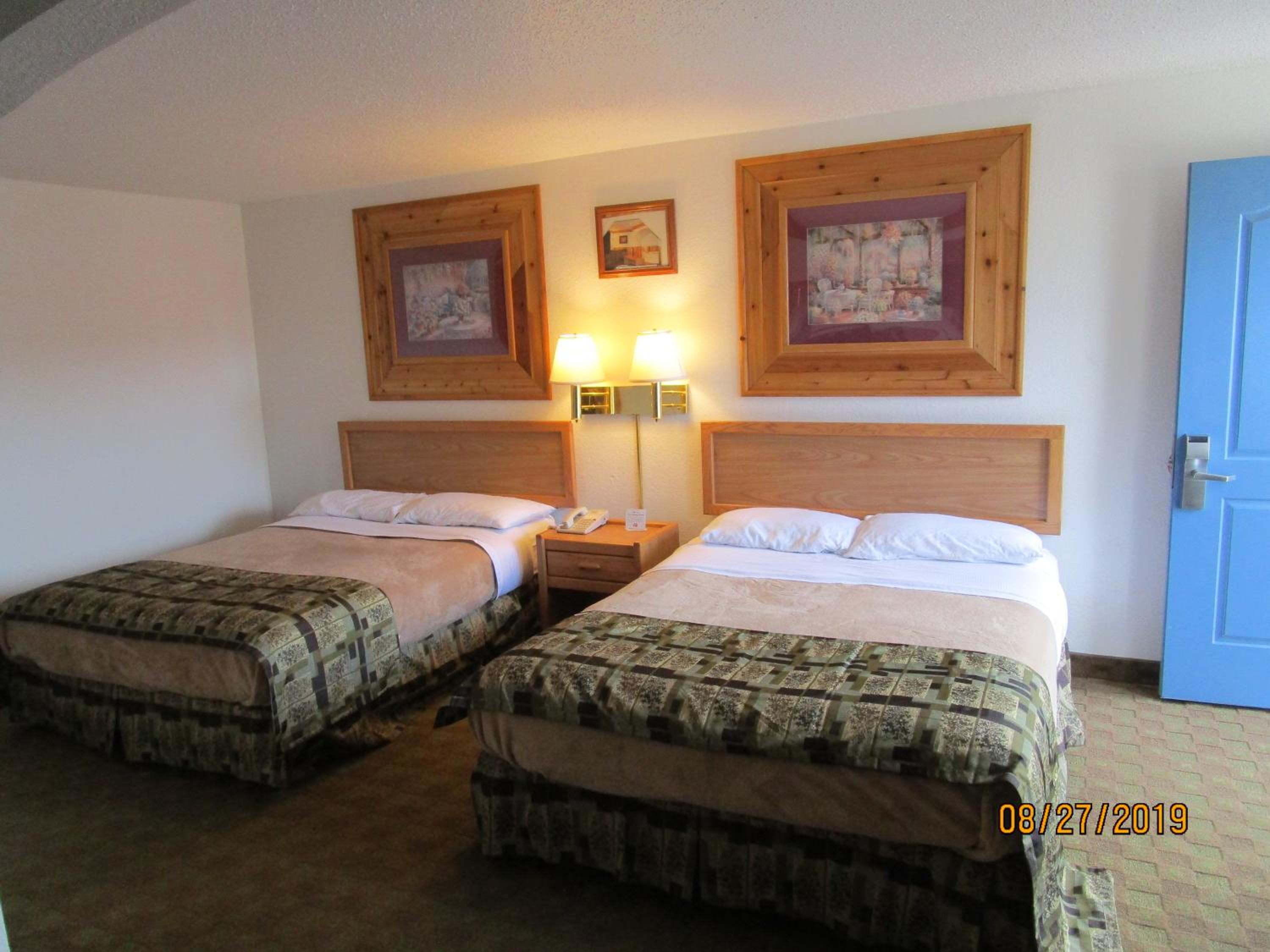 Queen Room with Two Queen Beds - Photo 4