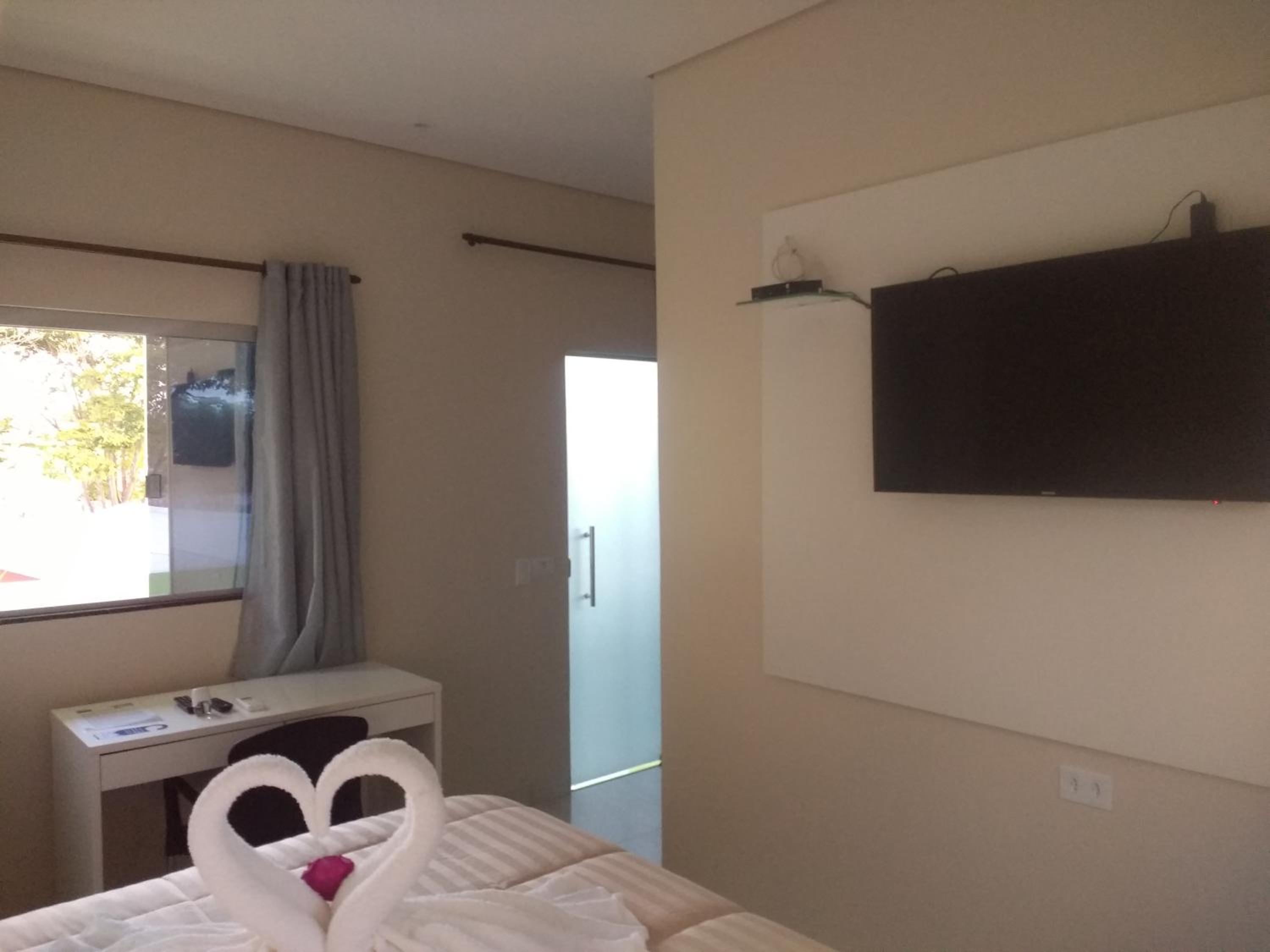 Deluxe King Suite - Photo 21