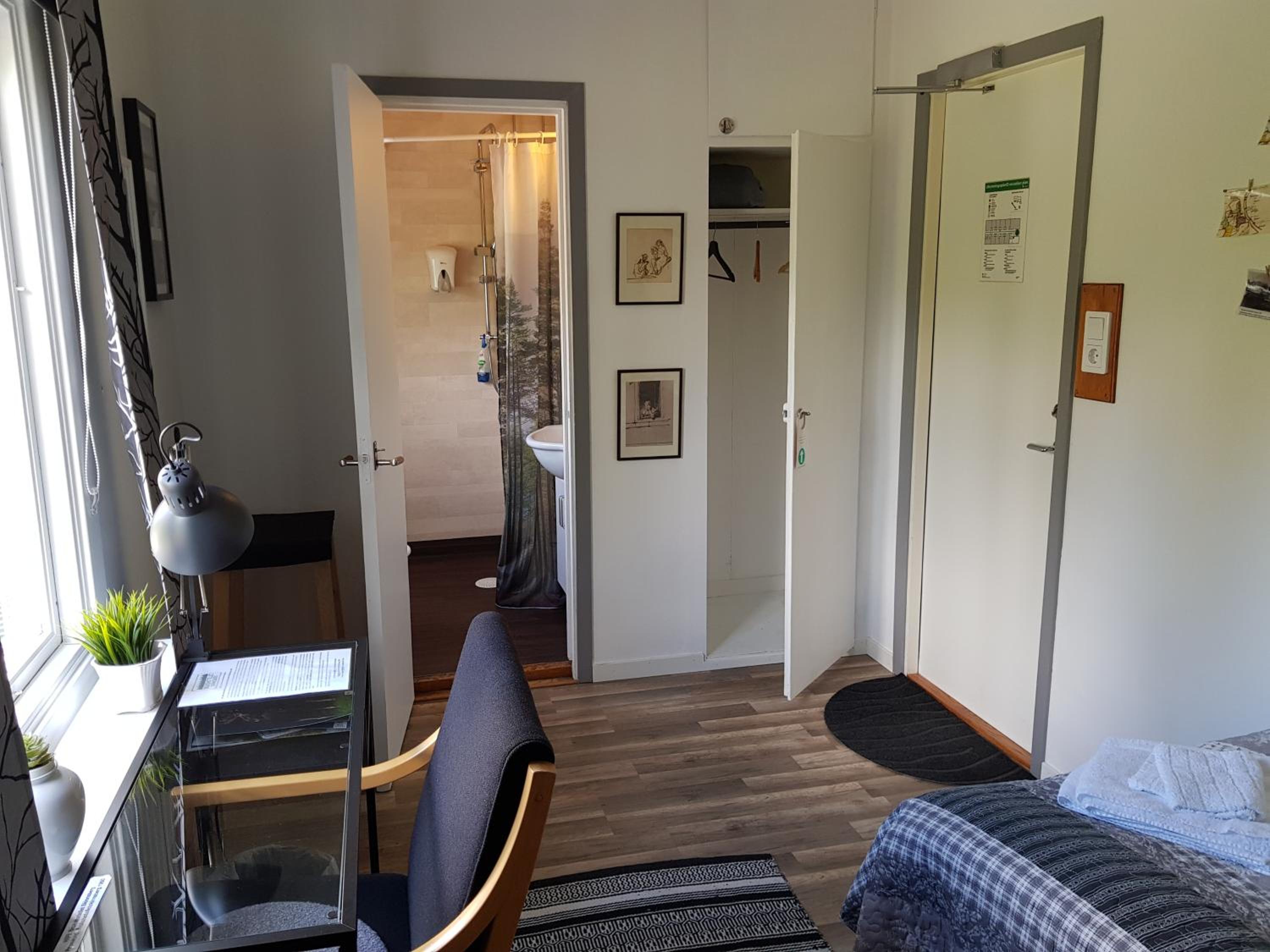 Single Room with Private Bathroom photo 2