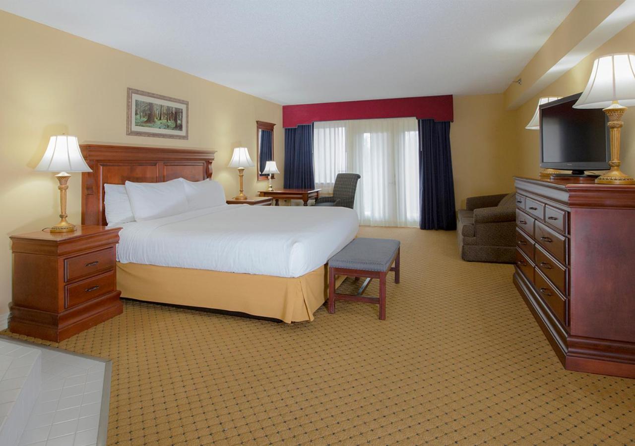 Premier King with Fireplace, Jacuzzi, Sleeper Sofa, and Riverside View - Hotel - Photo 1
