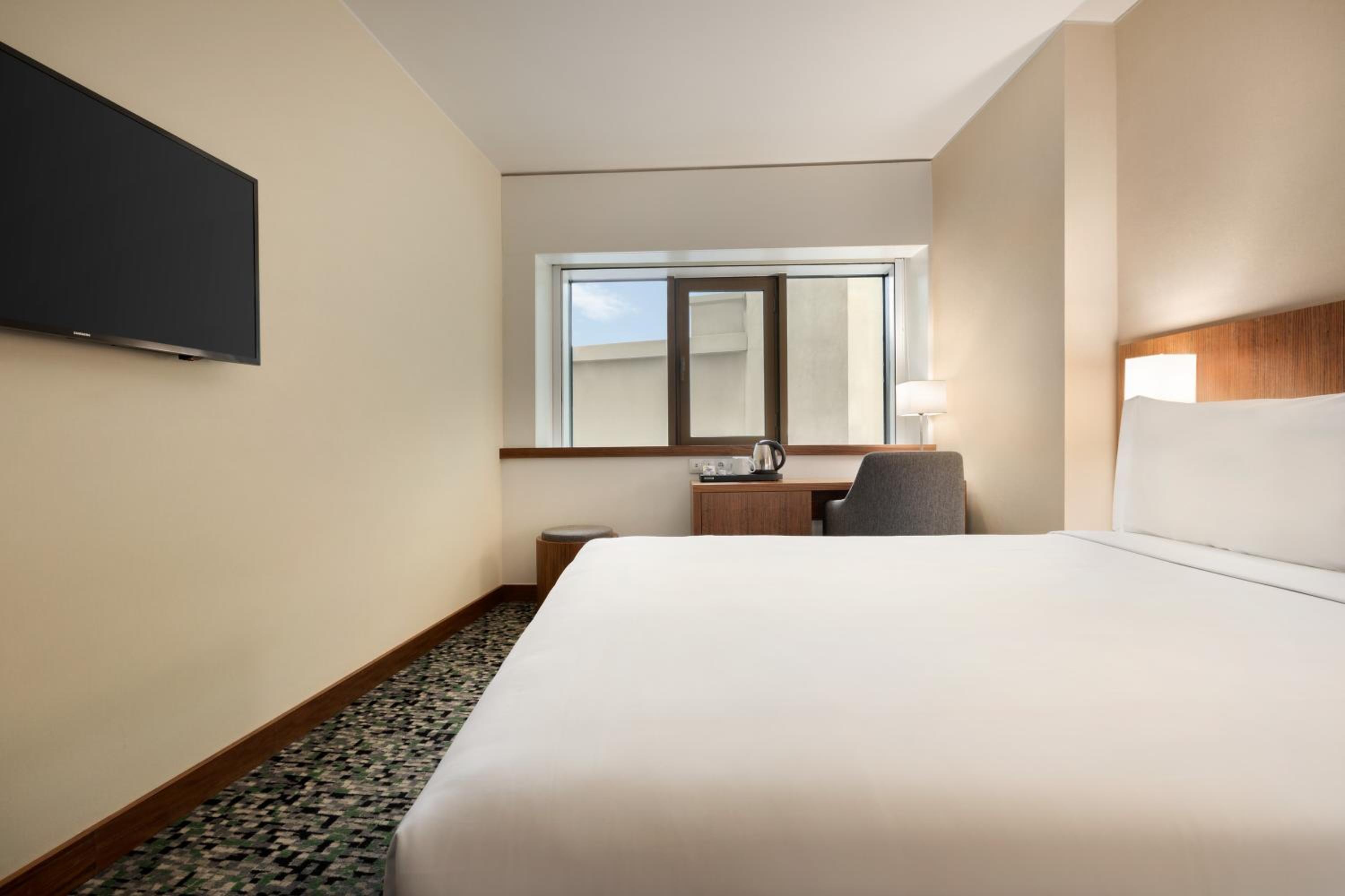 1 Queen Bed, Mobility Accessible Room, City View, Non-Smoking - Photo 4