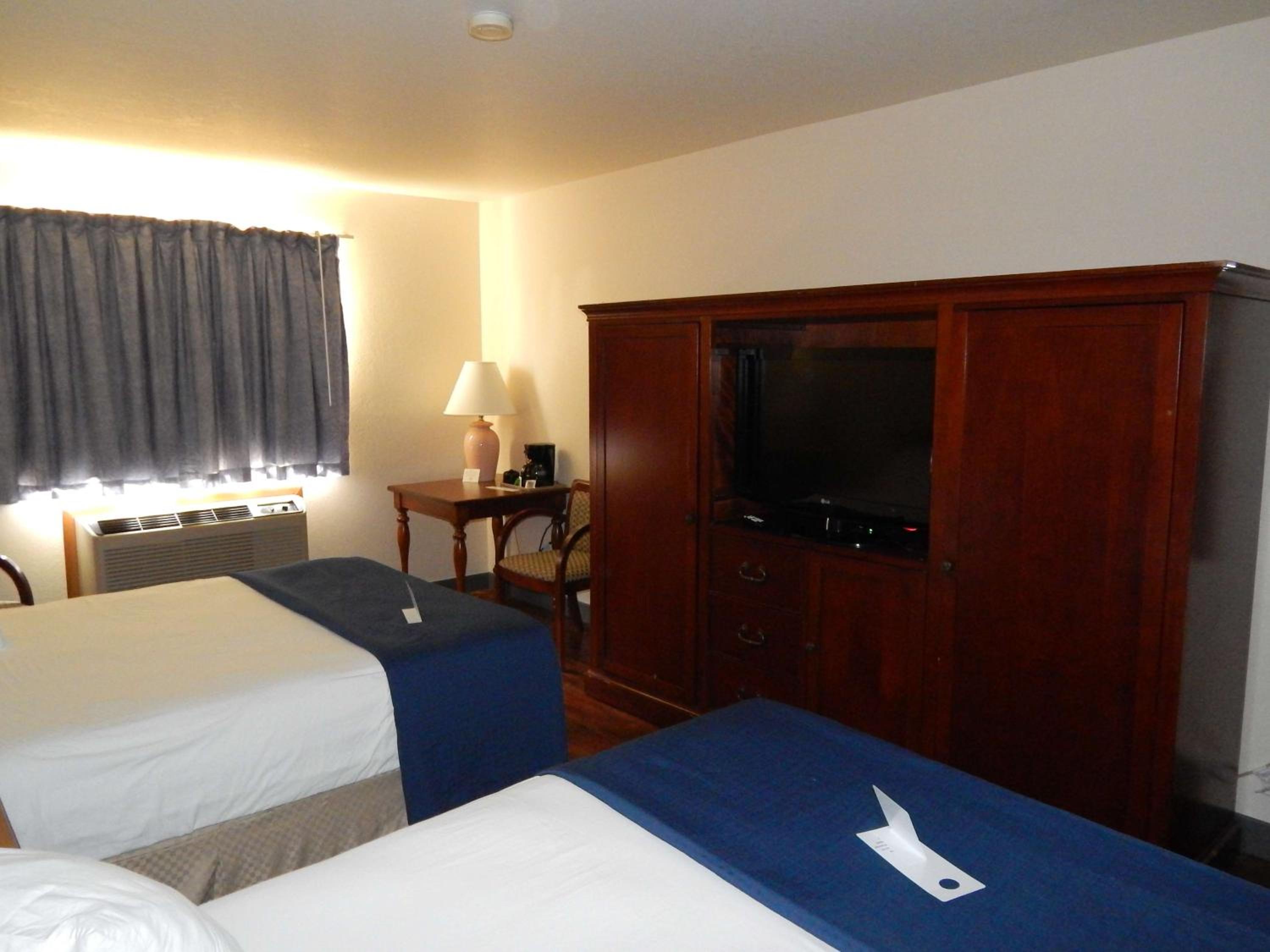 Queen Room with Two Queen Beds photo 1