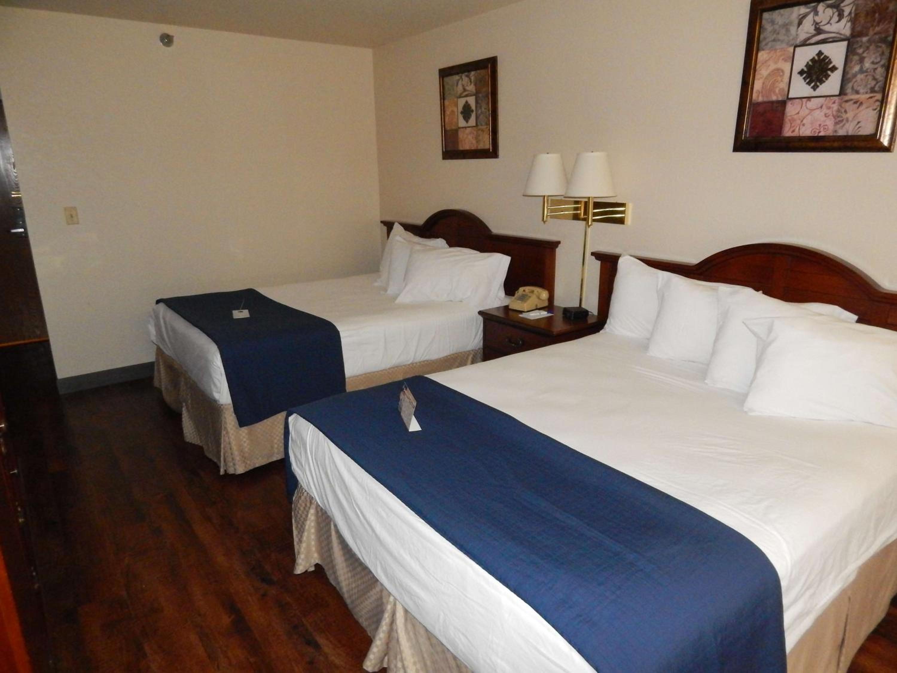 Queen Room with Two Queen Beds photo 2