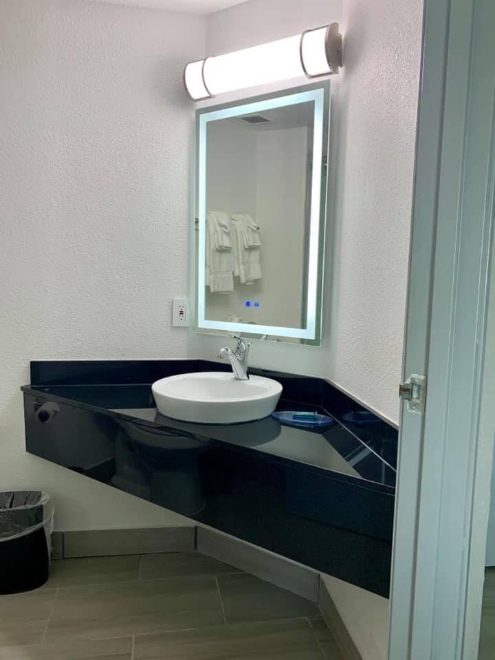 King Room - Mobility Access/Non-Smoking - Photo 5
