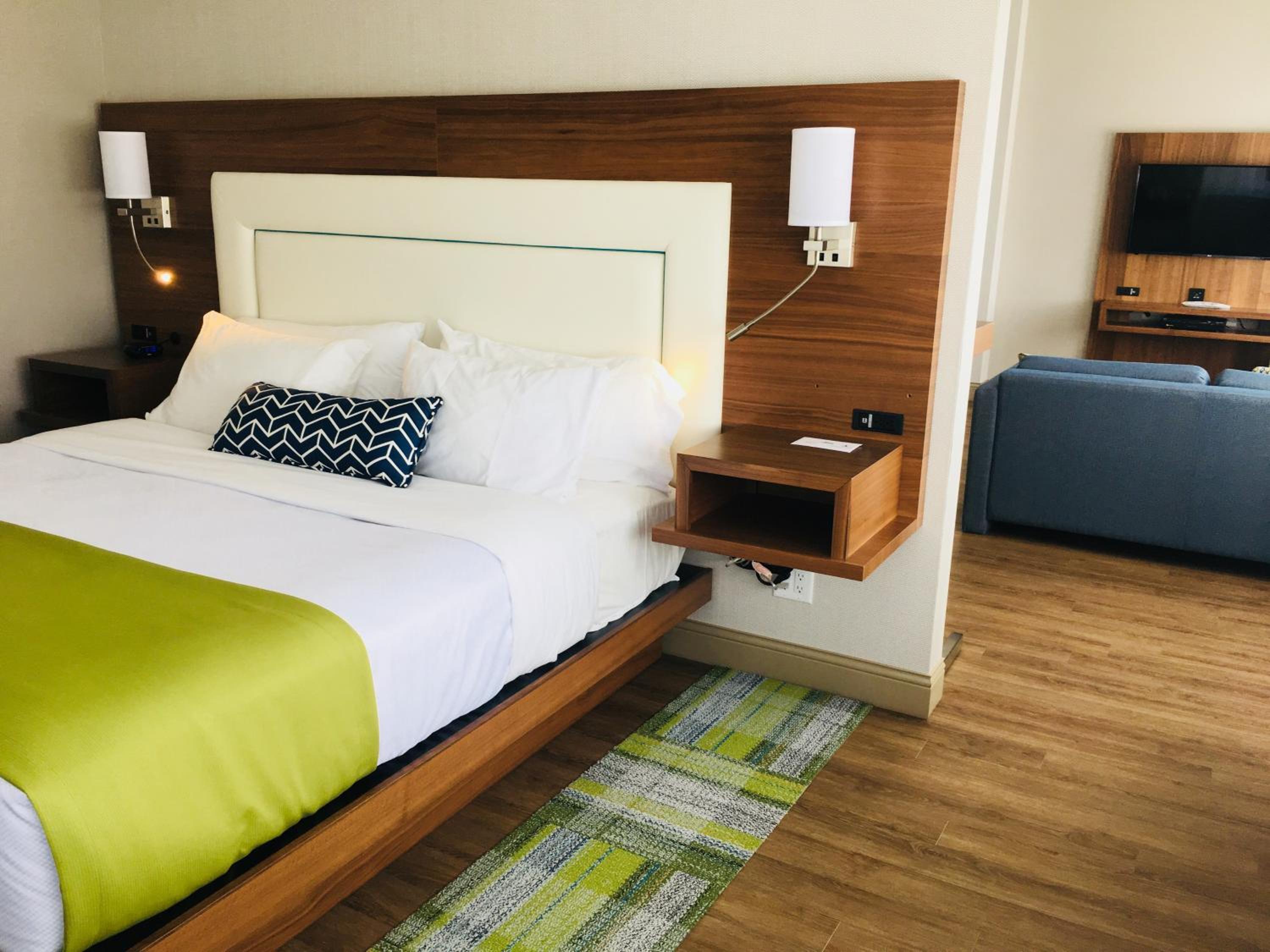 King Suite with Sofa Bed - Non-Smoking photo 2