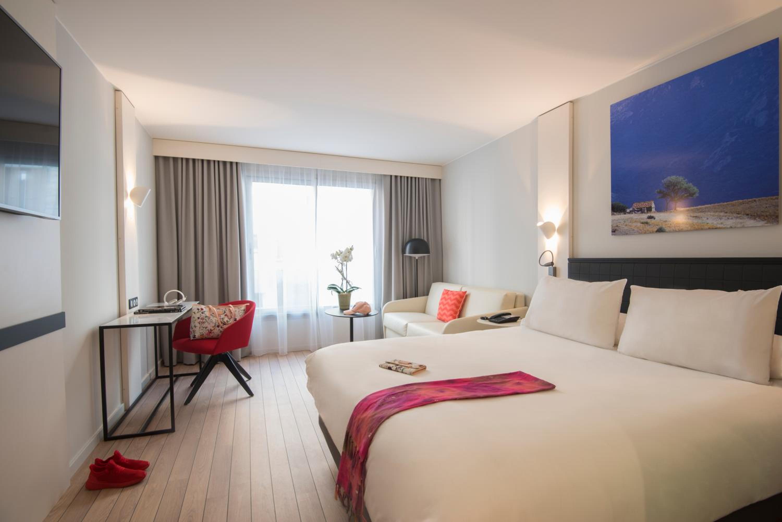 Superior Room with One Queen Bed and One Sofa - Photo 2