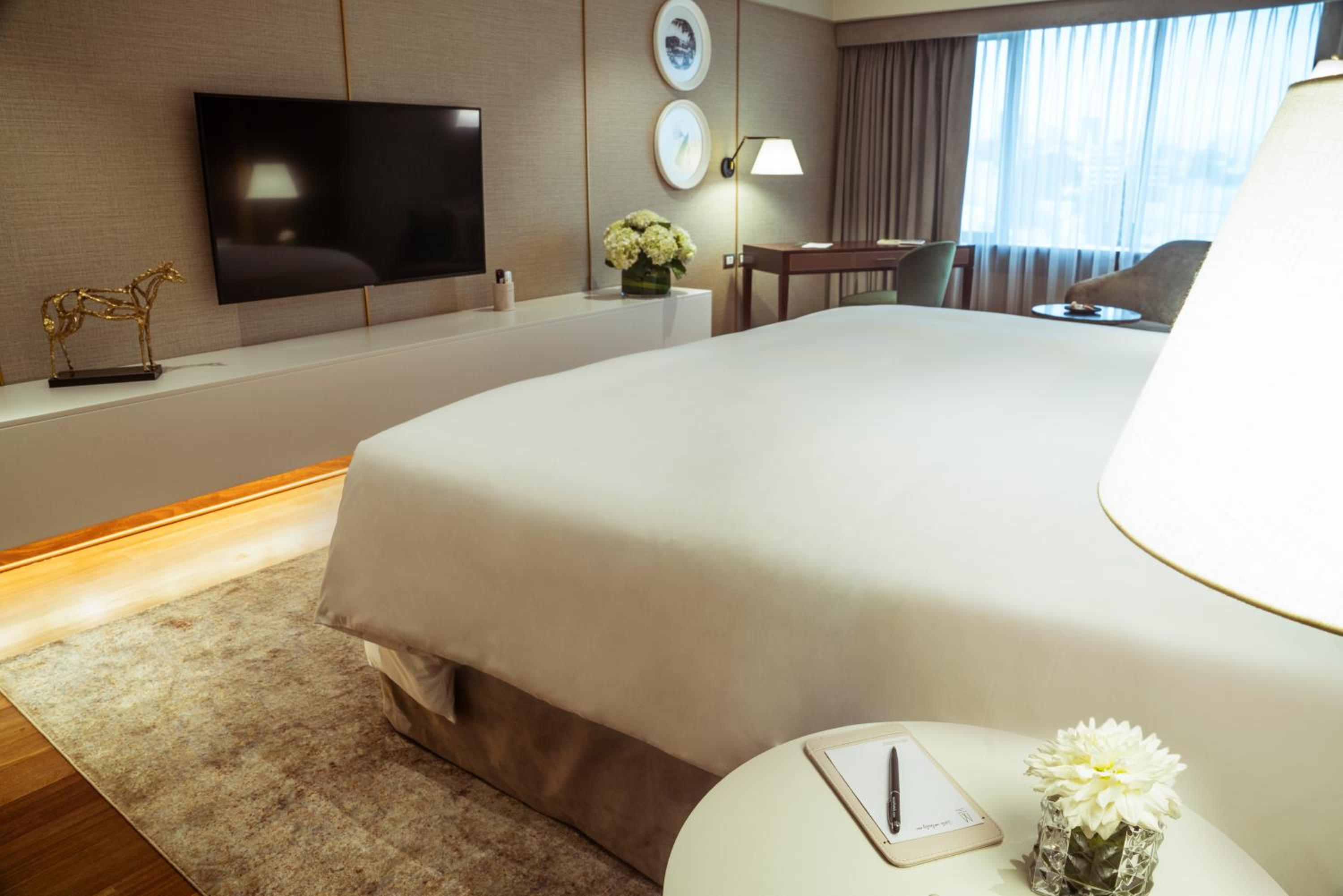 Deluxe King Room - Photo 13