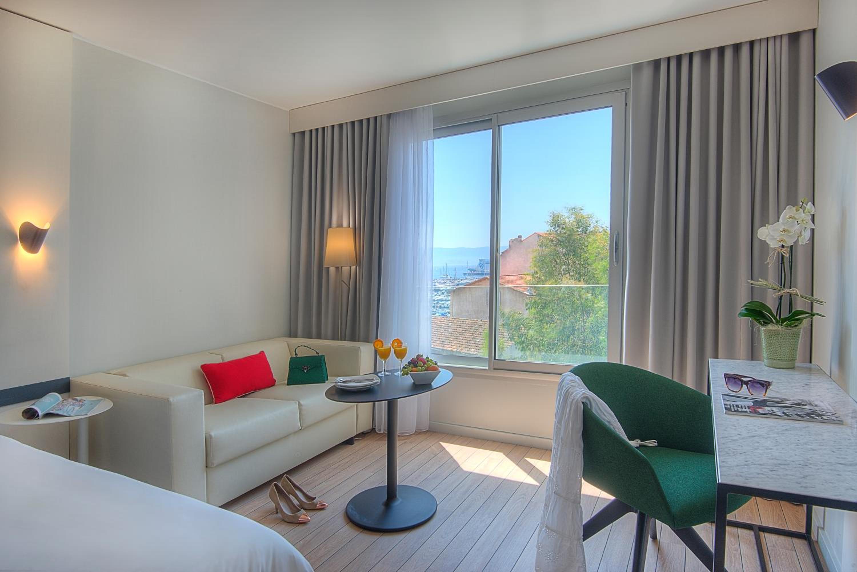 Privilege Room with One Queen Bed and 1 Sofa Bed - Photo 9