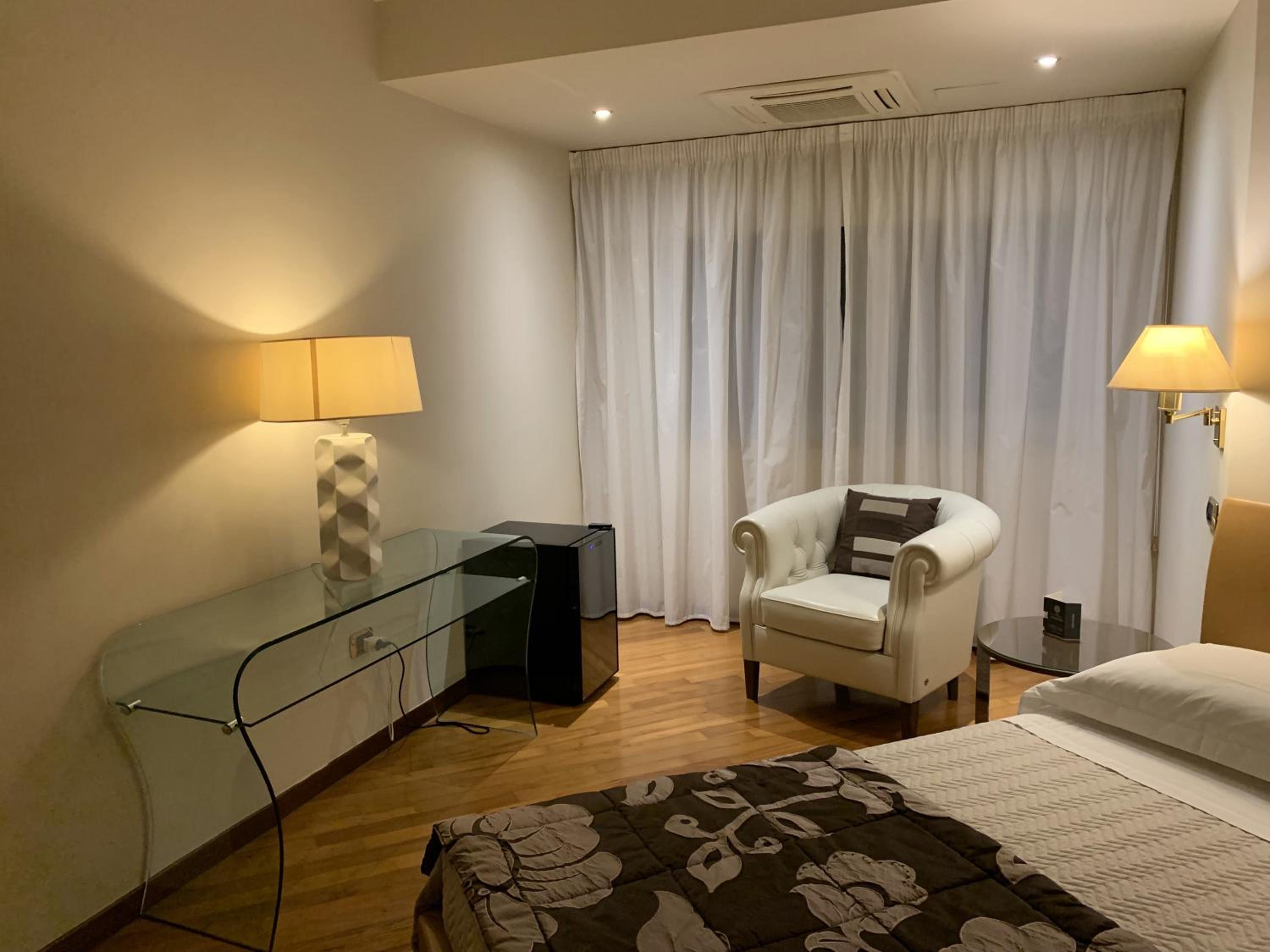Premium Double Room - Photo 11