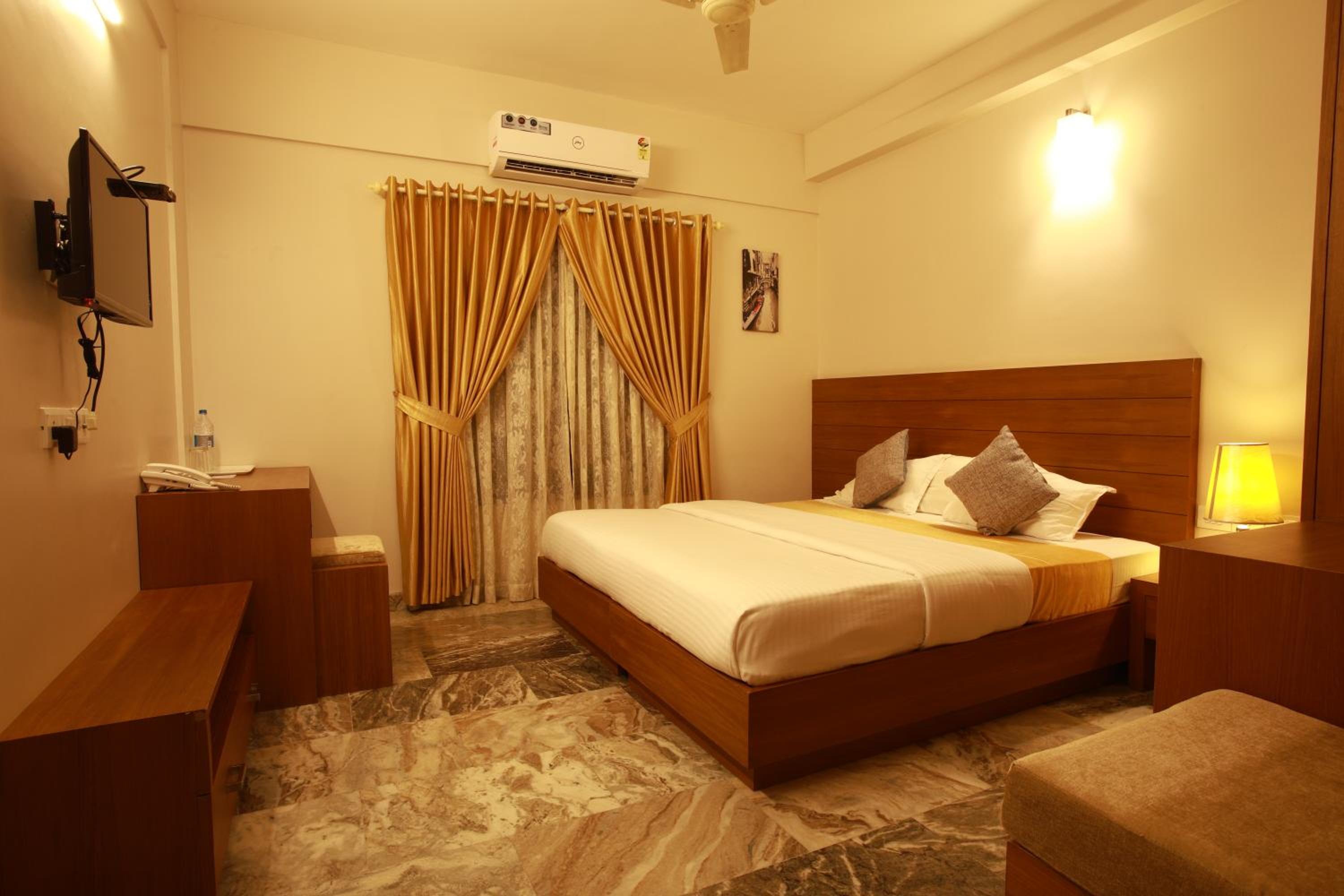 Queen Room photo 2