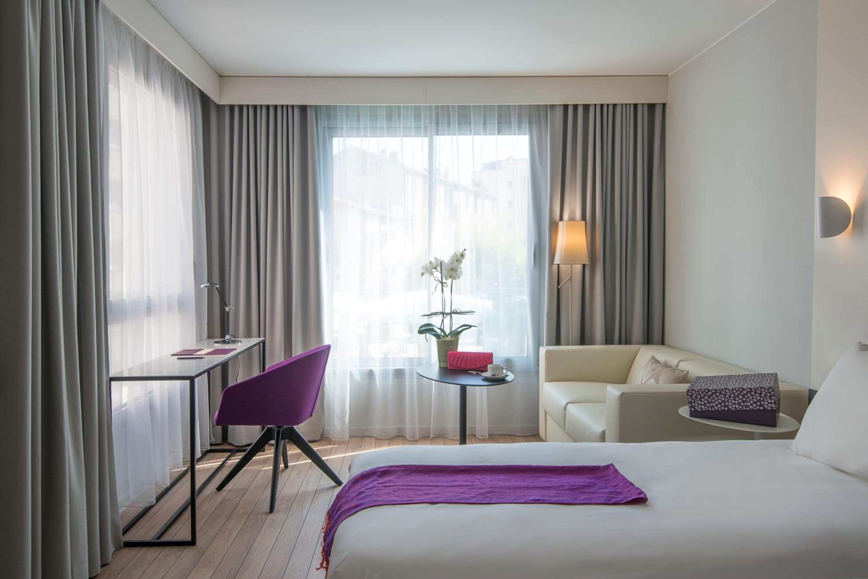 Privilege Room with One Queen Bed and 1 Sofa Bed - Photo 3