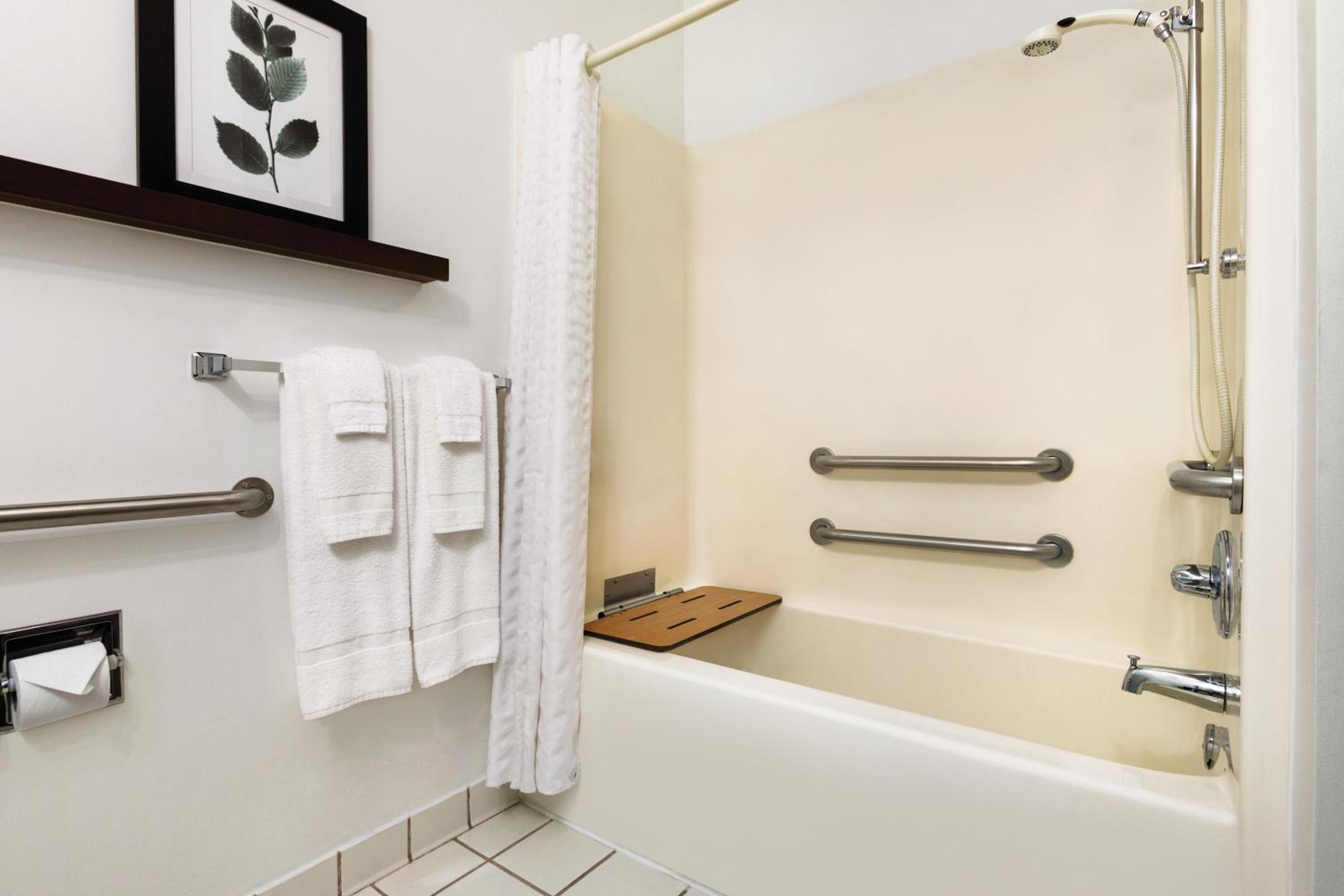Queen Room with Two Queen Beds - Disability Access - Non-Smoking - Photo 2