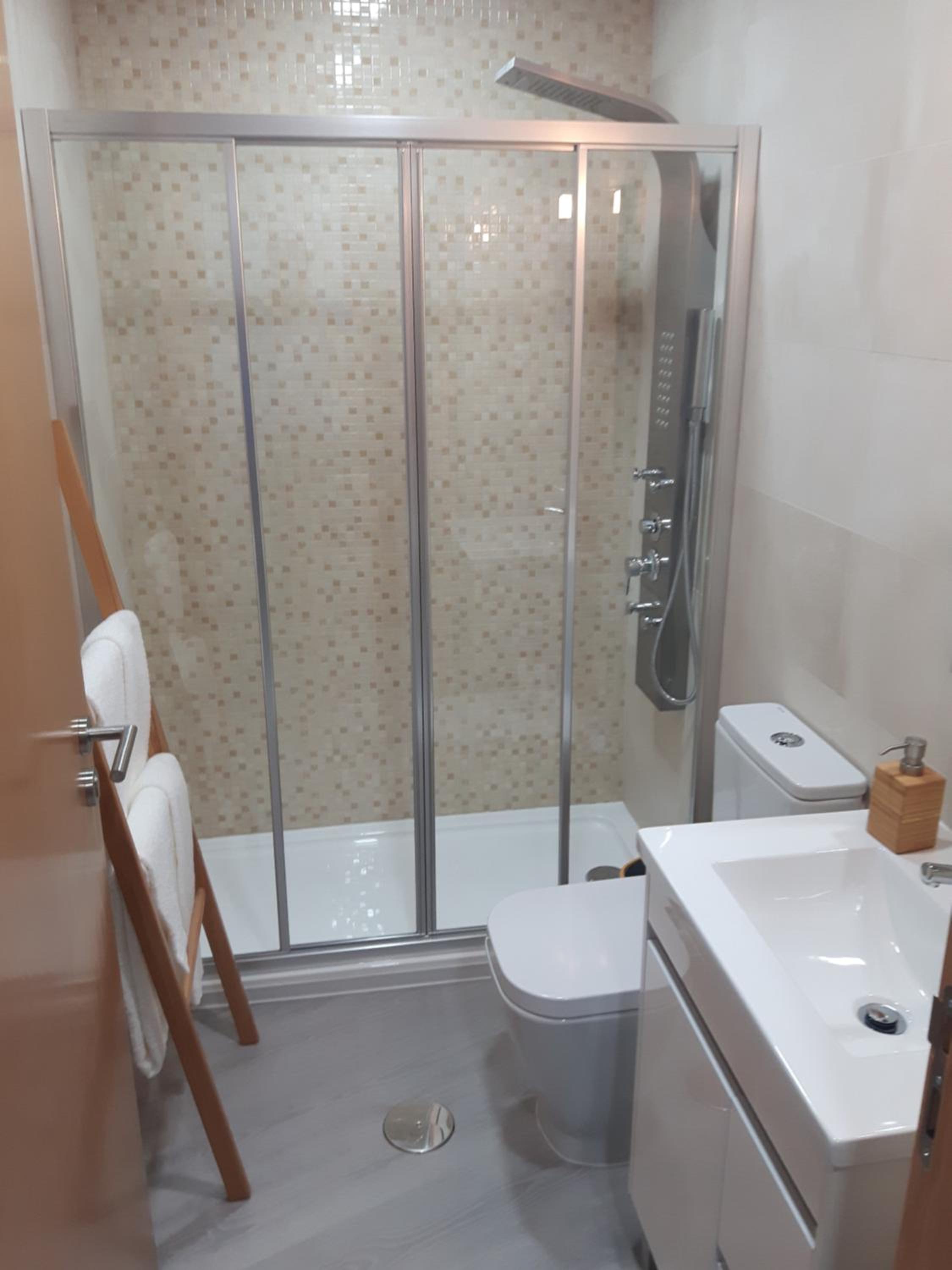 Quadruple Room with Private Bathroom photo 3