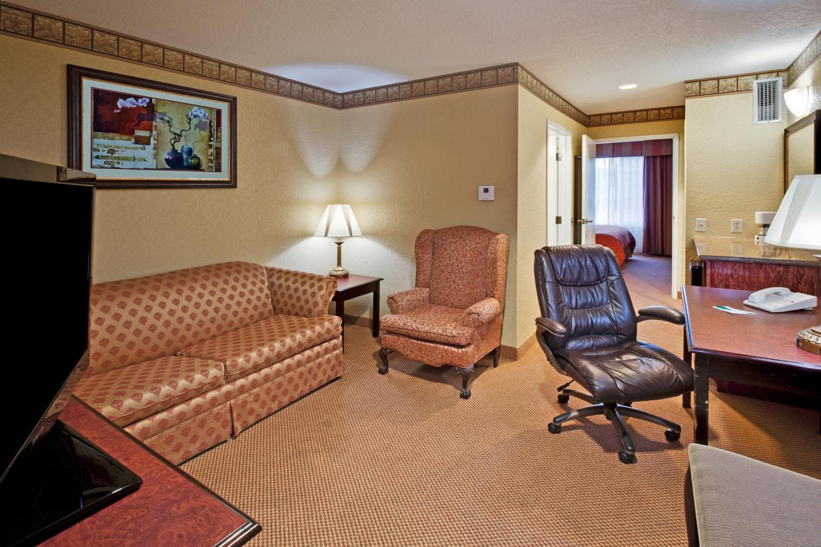One-Bedroom King Suite with Sofa Bed - Photo 8