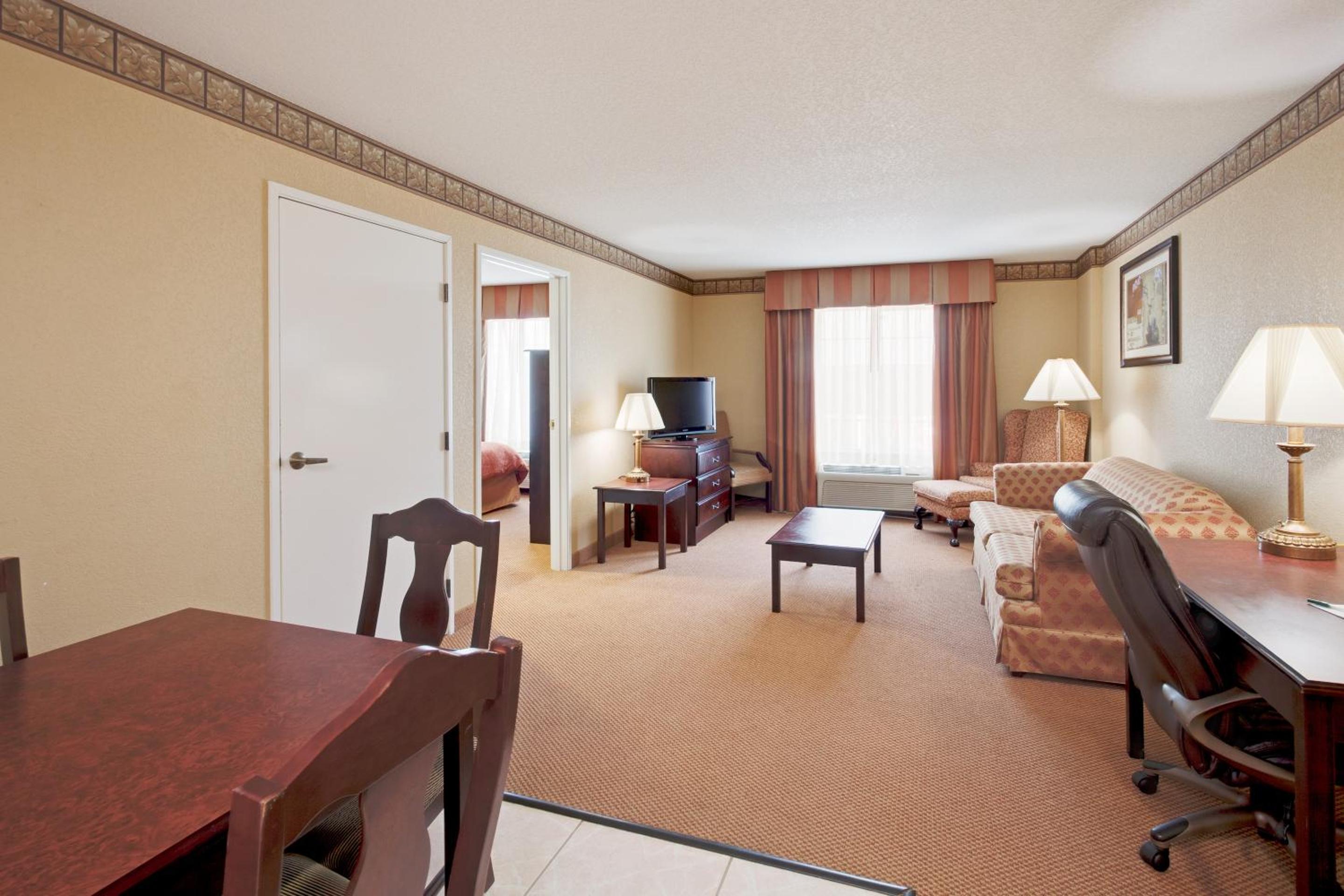 One-Bedroom King Suite with Sofa Bed - Photo 7