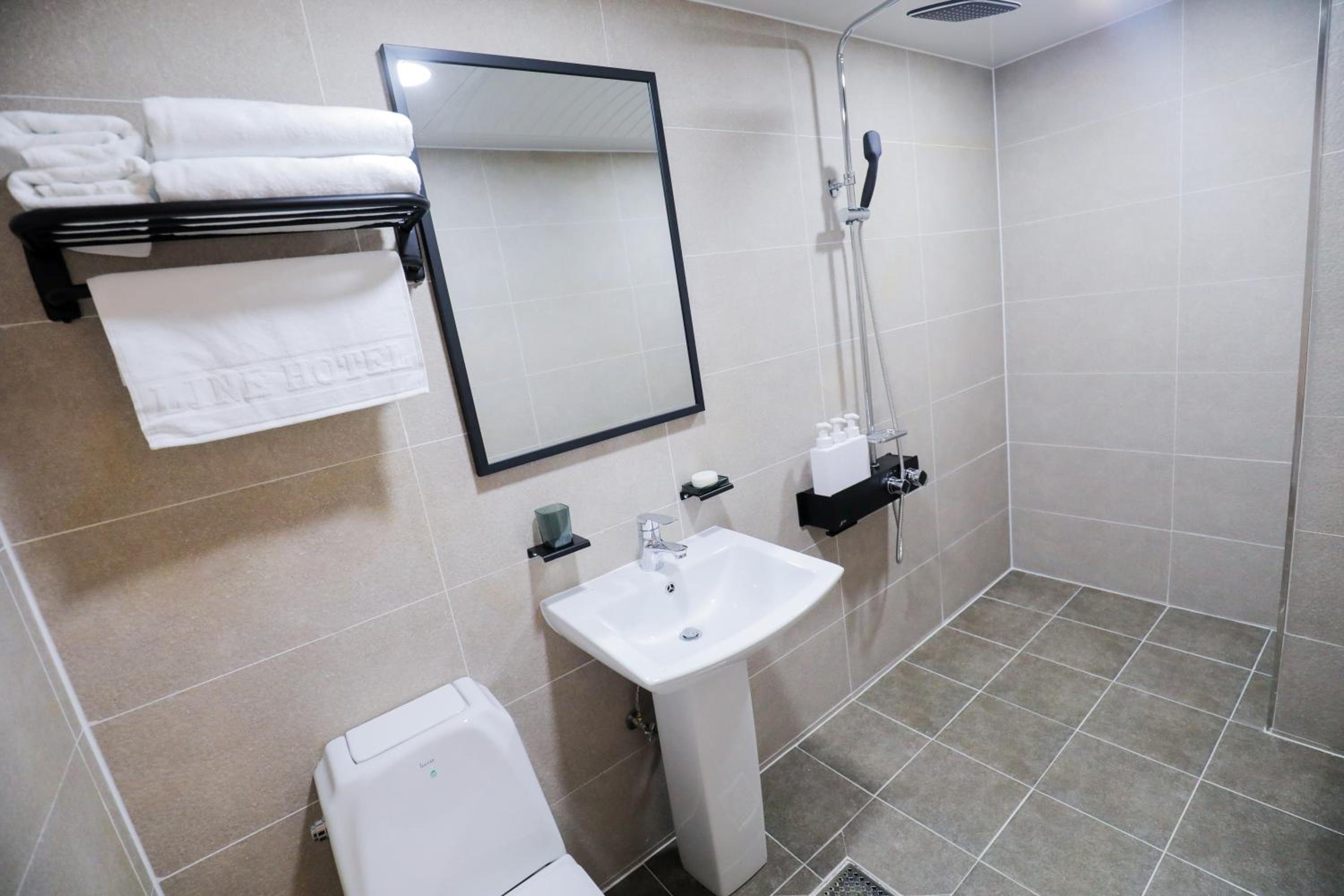 Triple Room - No Window - Photo 5