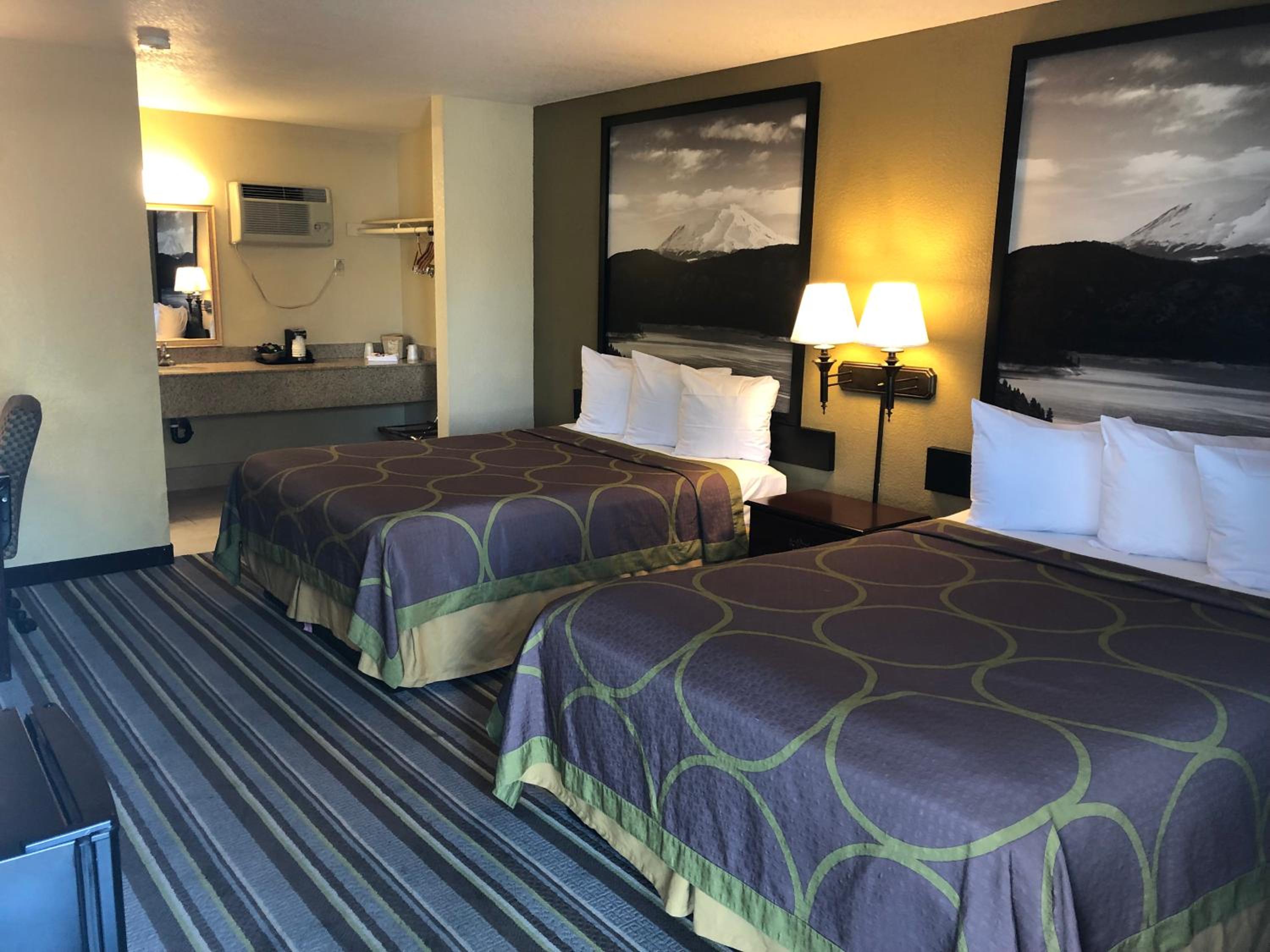 Queen Room with Two Queen Beds - Non-Smoking - Photo 3