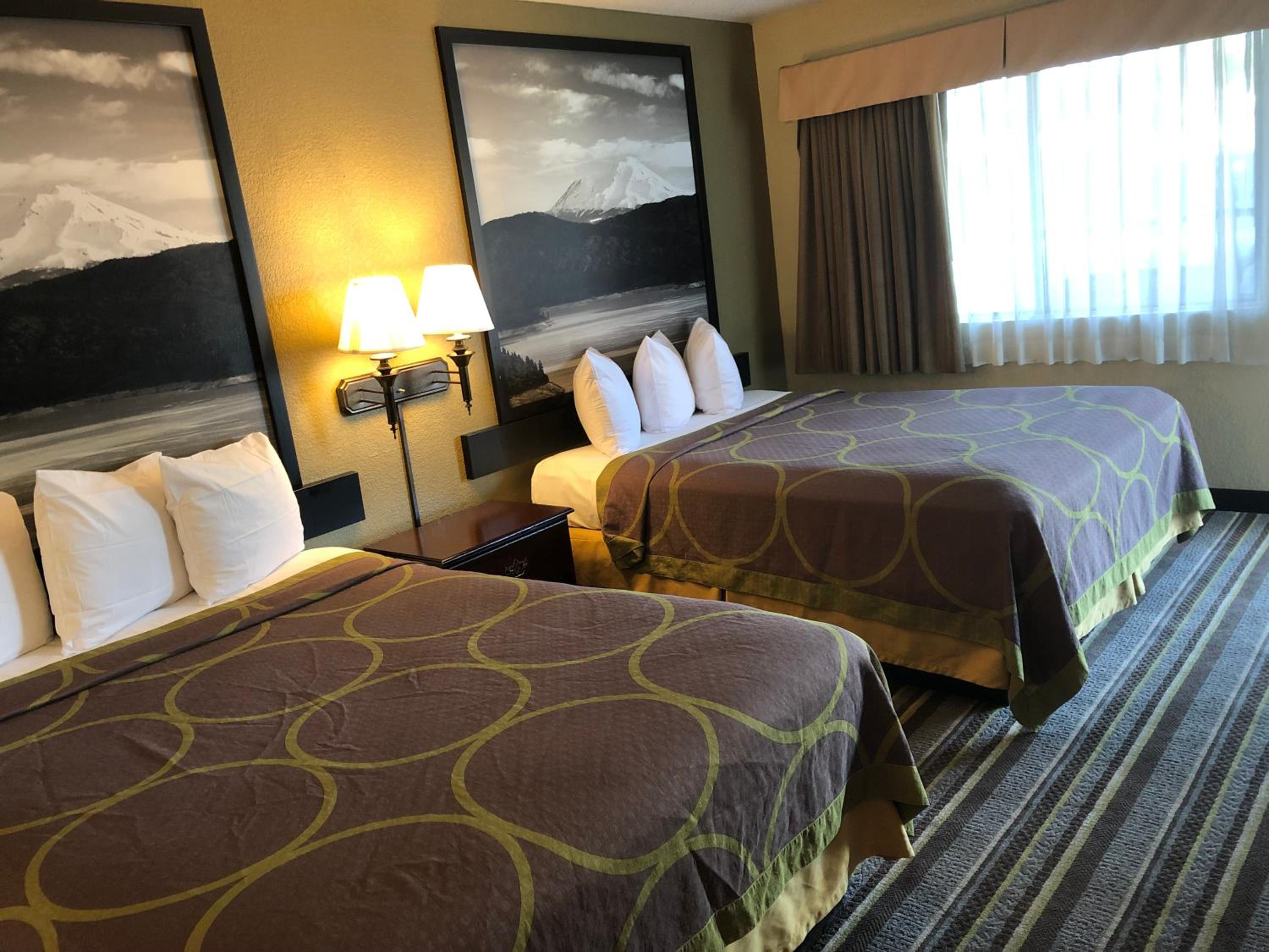 Queen Room with Two Queen Beds - Non-Smoking - Photo 1