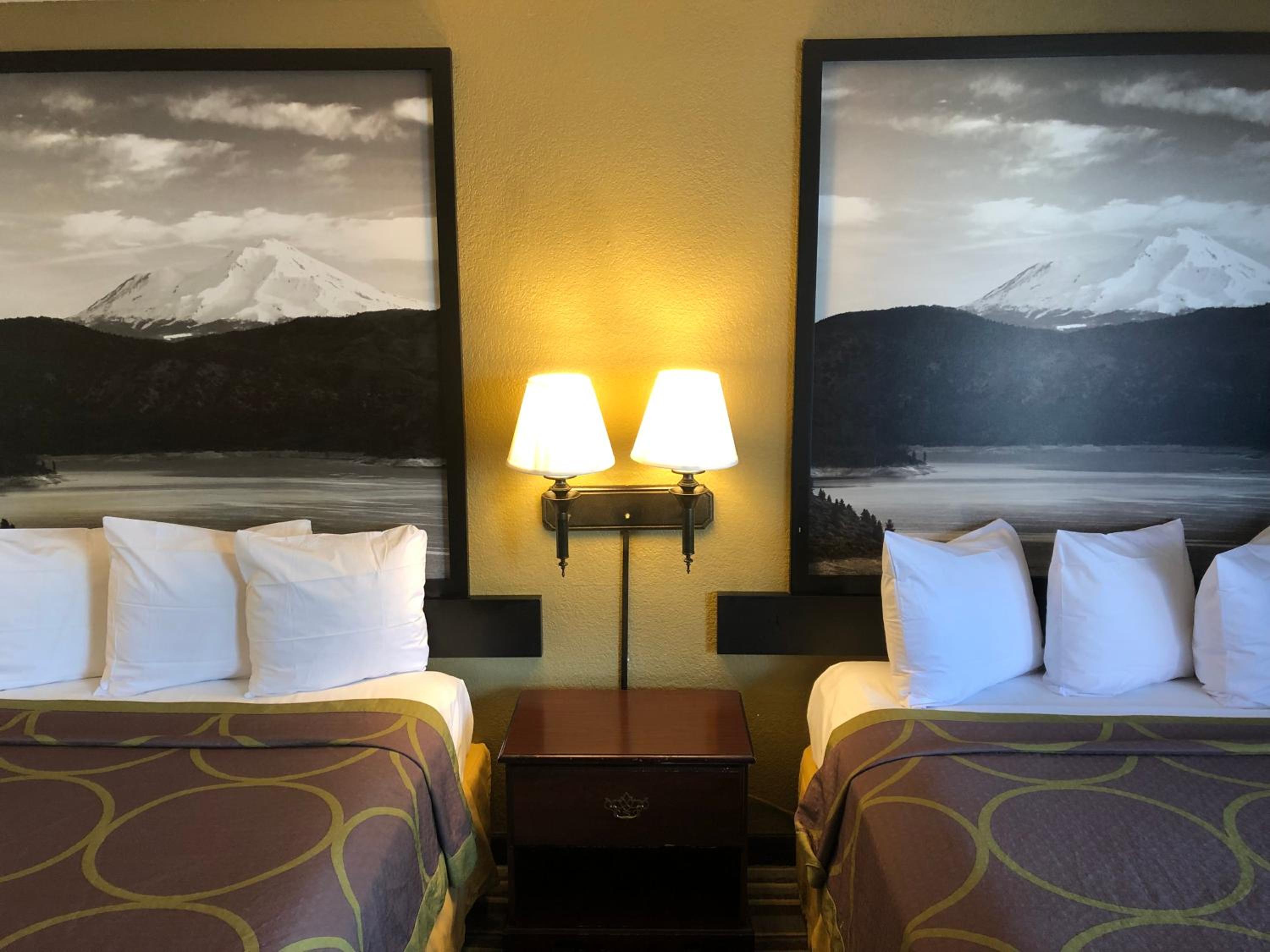 Queen Room with Two Queen Beds - Non-Smoking - Photo 2