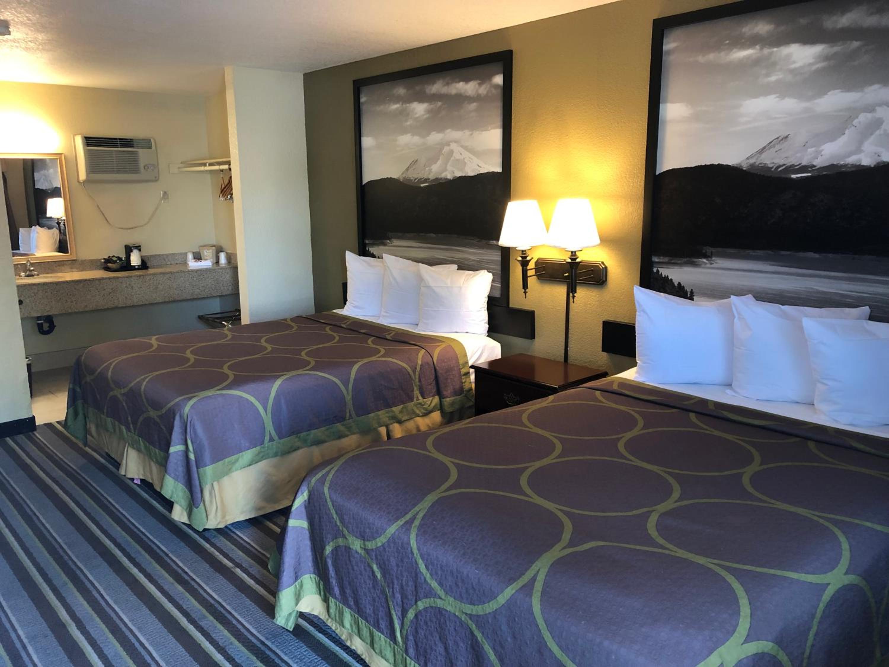 Queen Room with Two Queen Beds - Non-Smoking - Photo 5