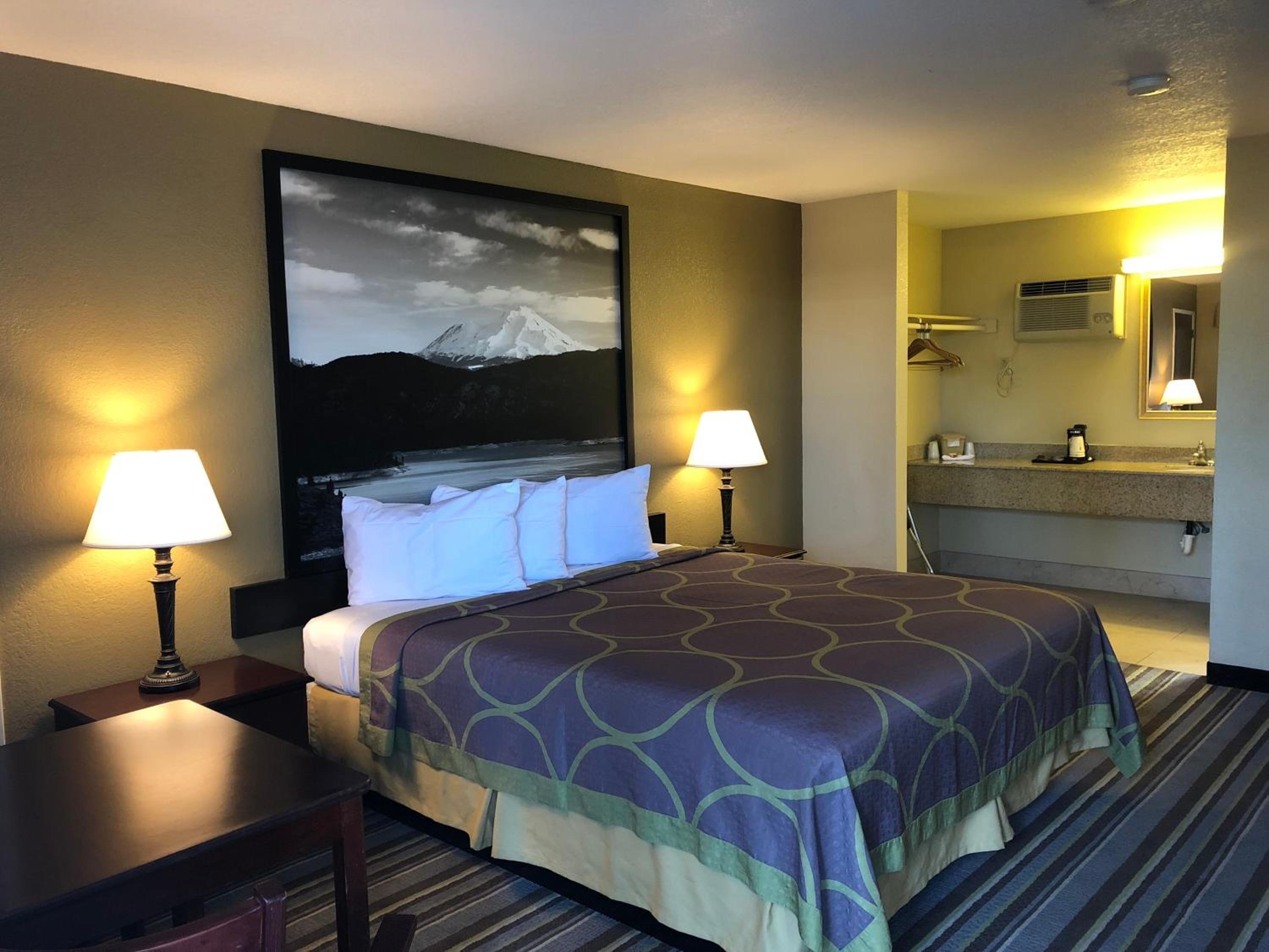 King Room - Non-Smoking - Photo 1
