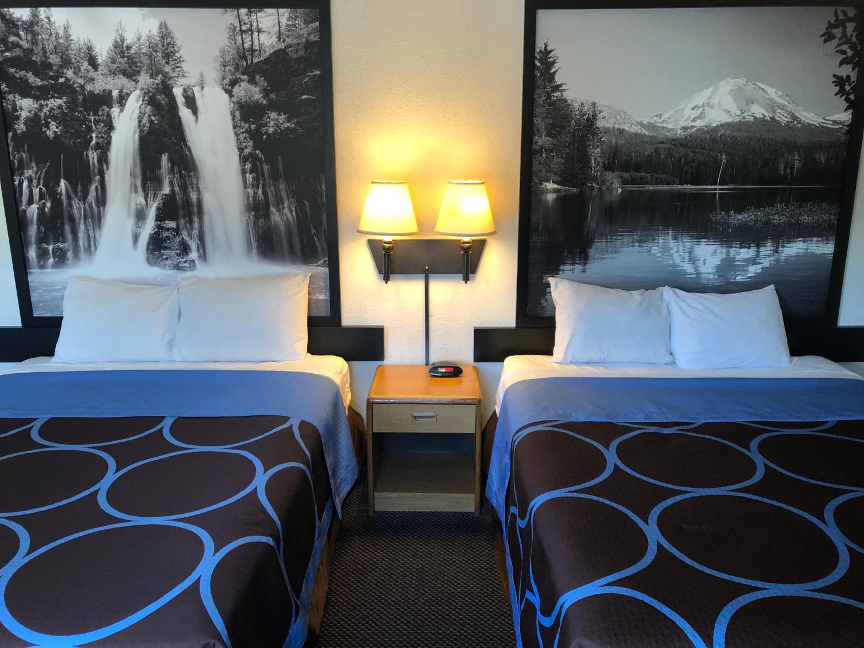 Queen Room with Two Queen Beds - Non-Smoking - Photo 5
