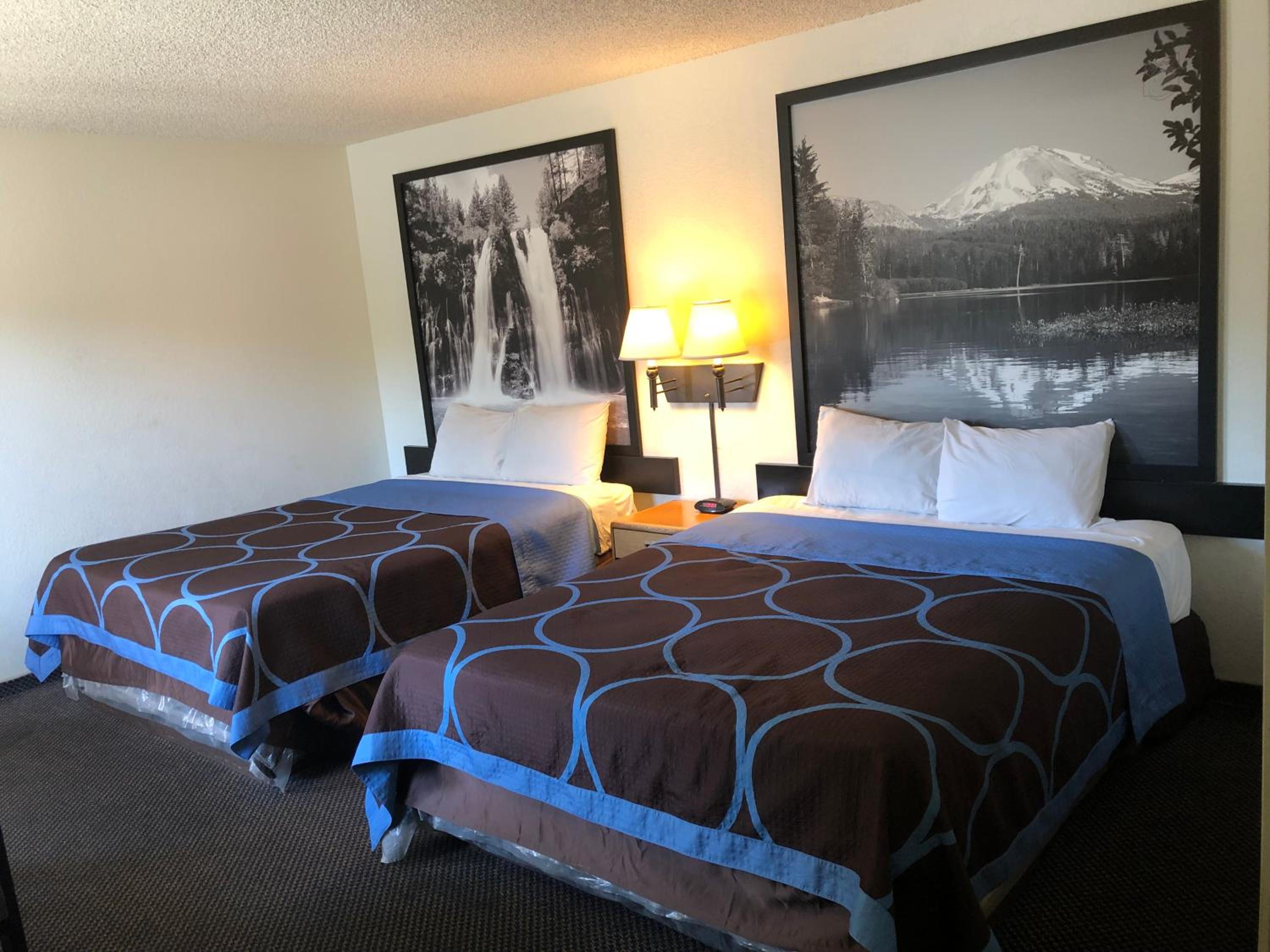 Queen Room with Two Queen Beds - Non-Smoking - Photo 3