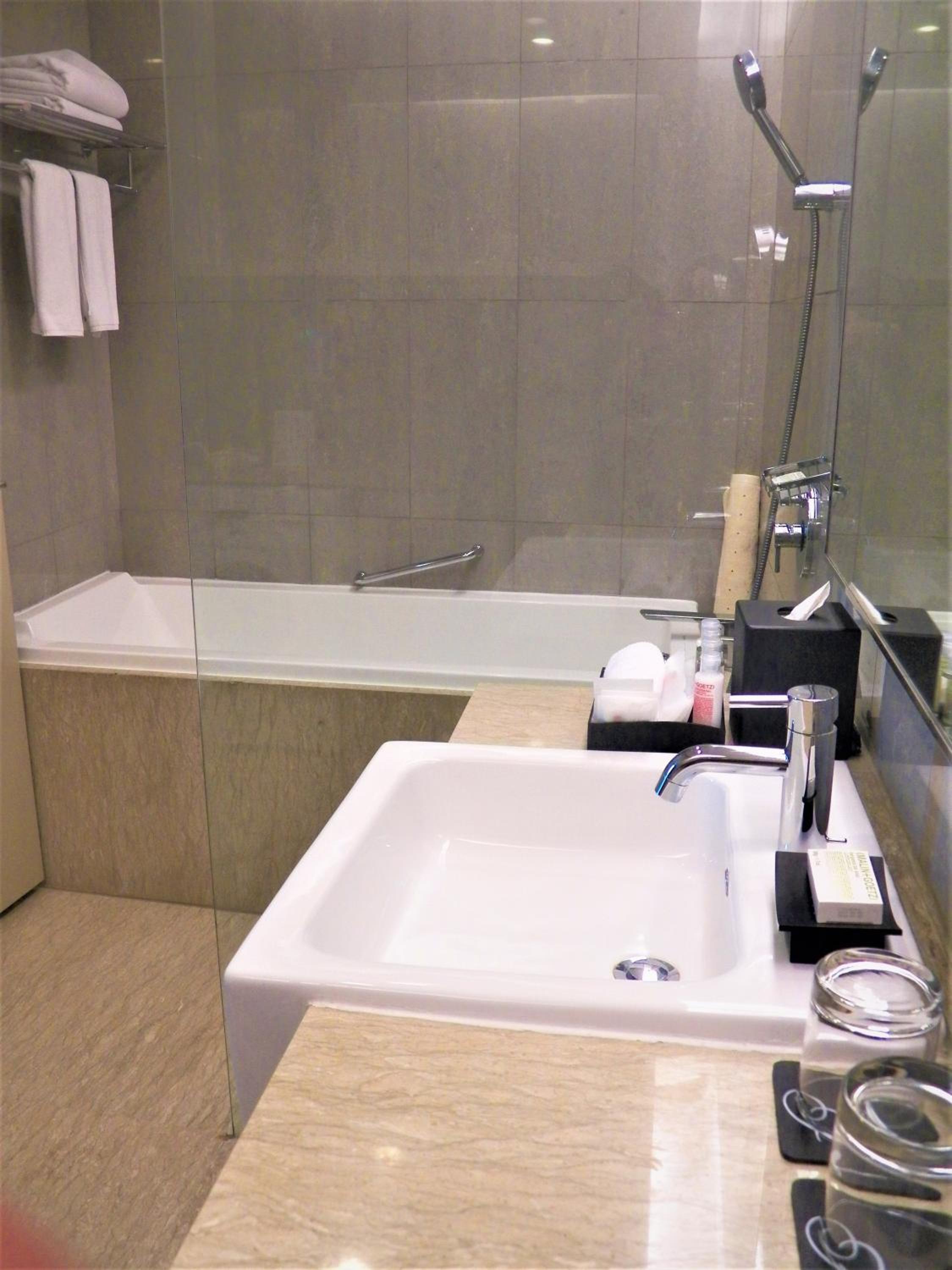Executive One-Bedroom Apartment - Photo 2