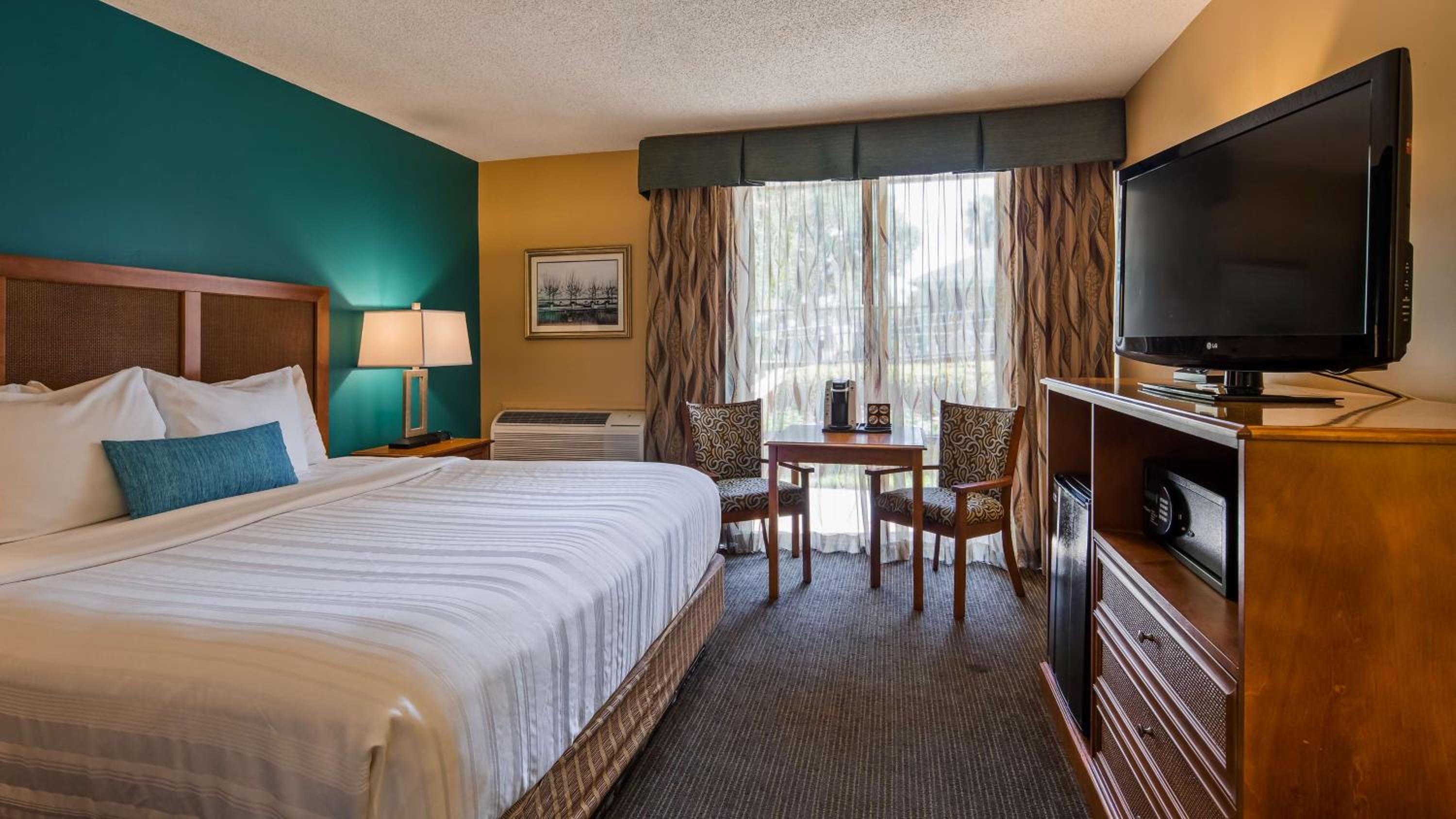 King Room with Pool View - Photo 3