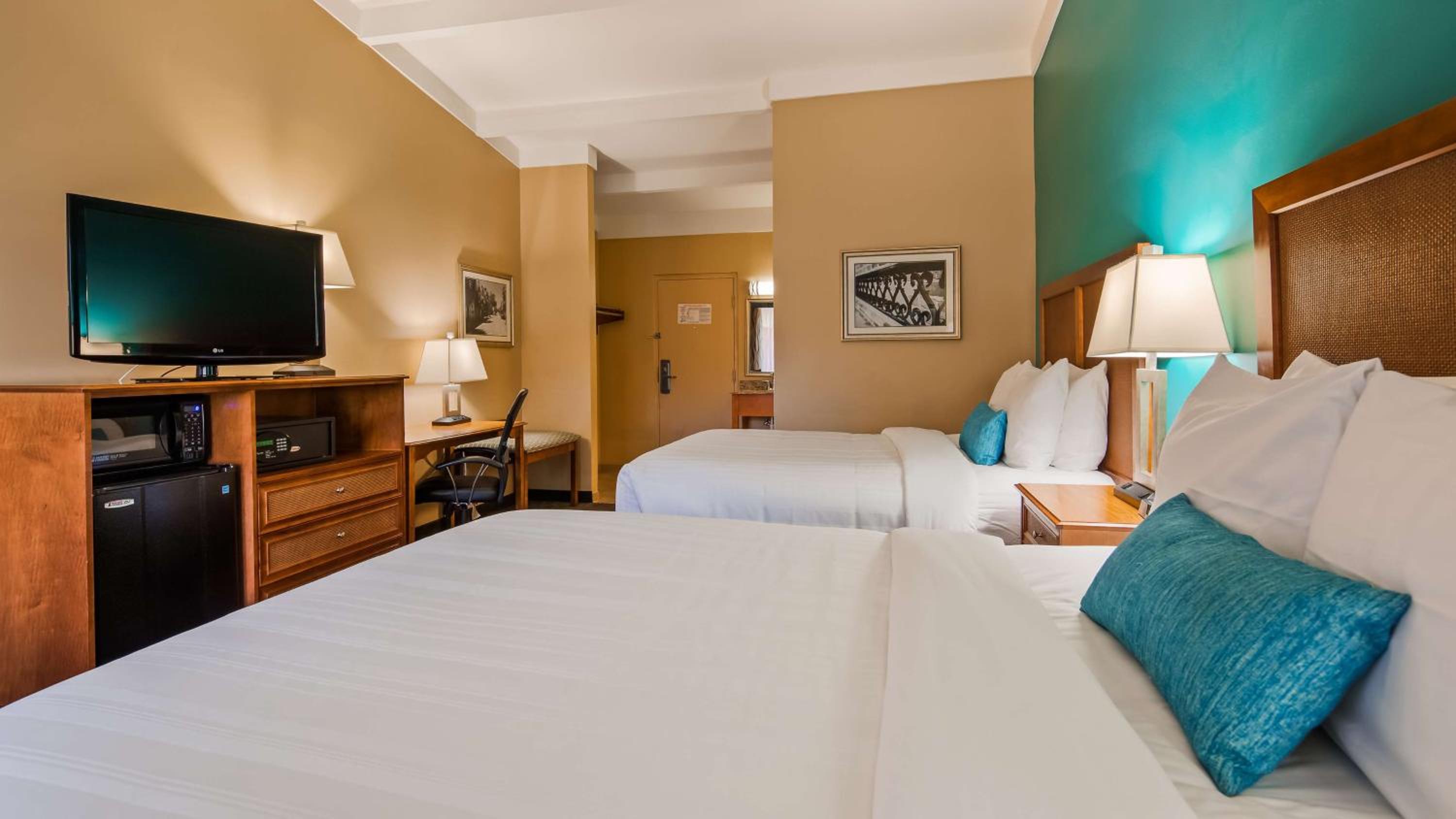 Queen Room with Two Queen Beds and Pool View - Non-Smoking - Photo 3