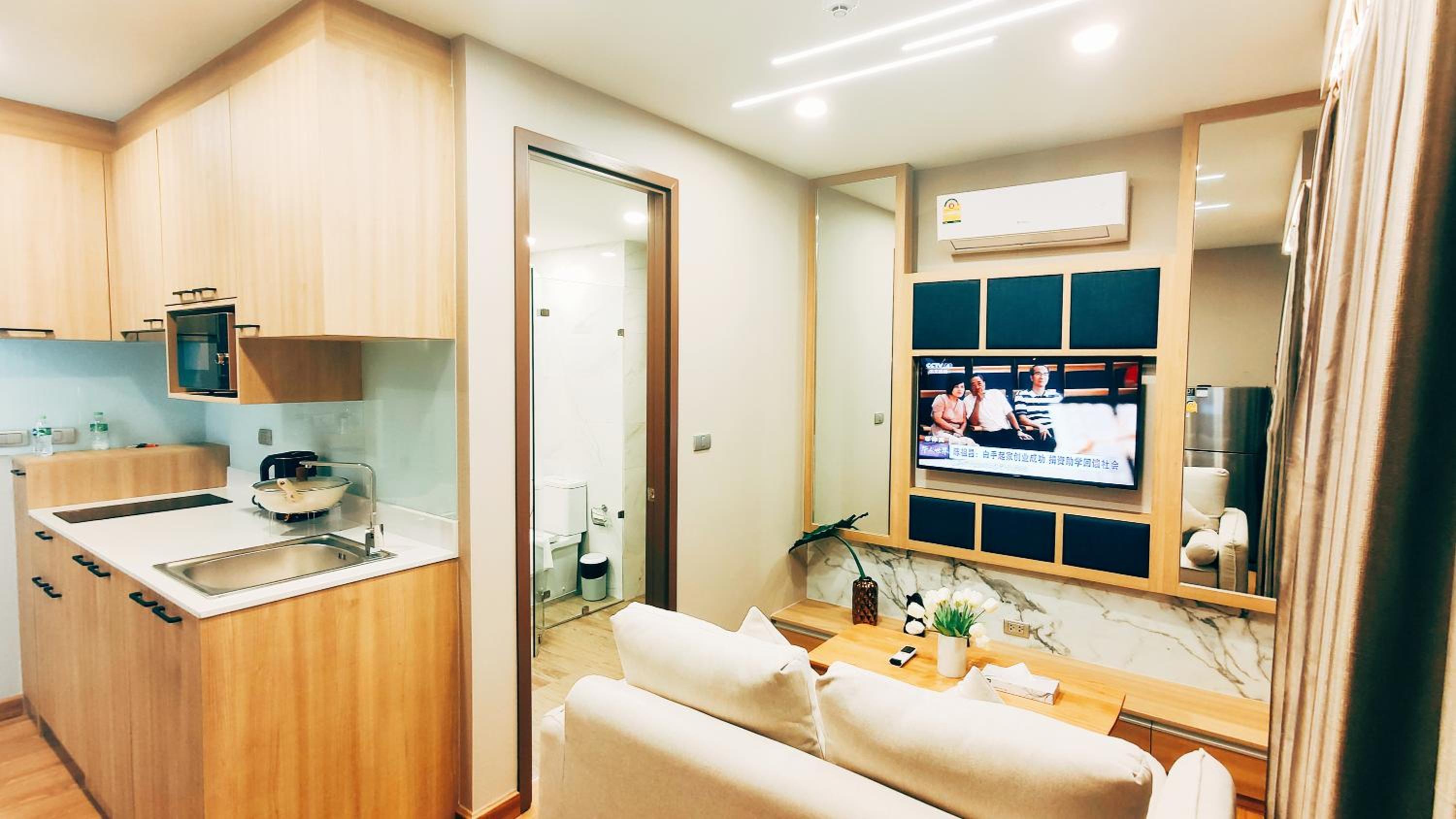 One-Bedroom Suite - Photo 9