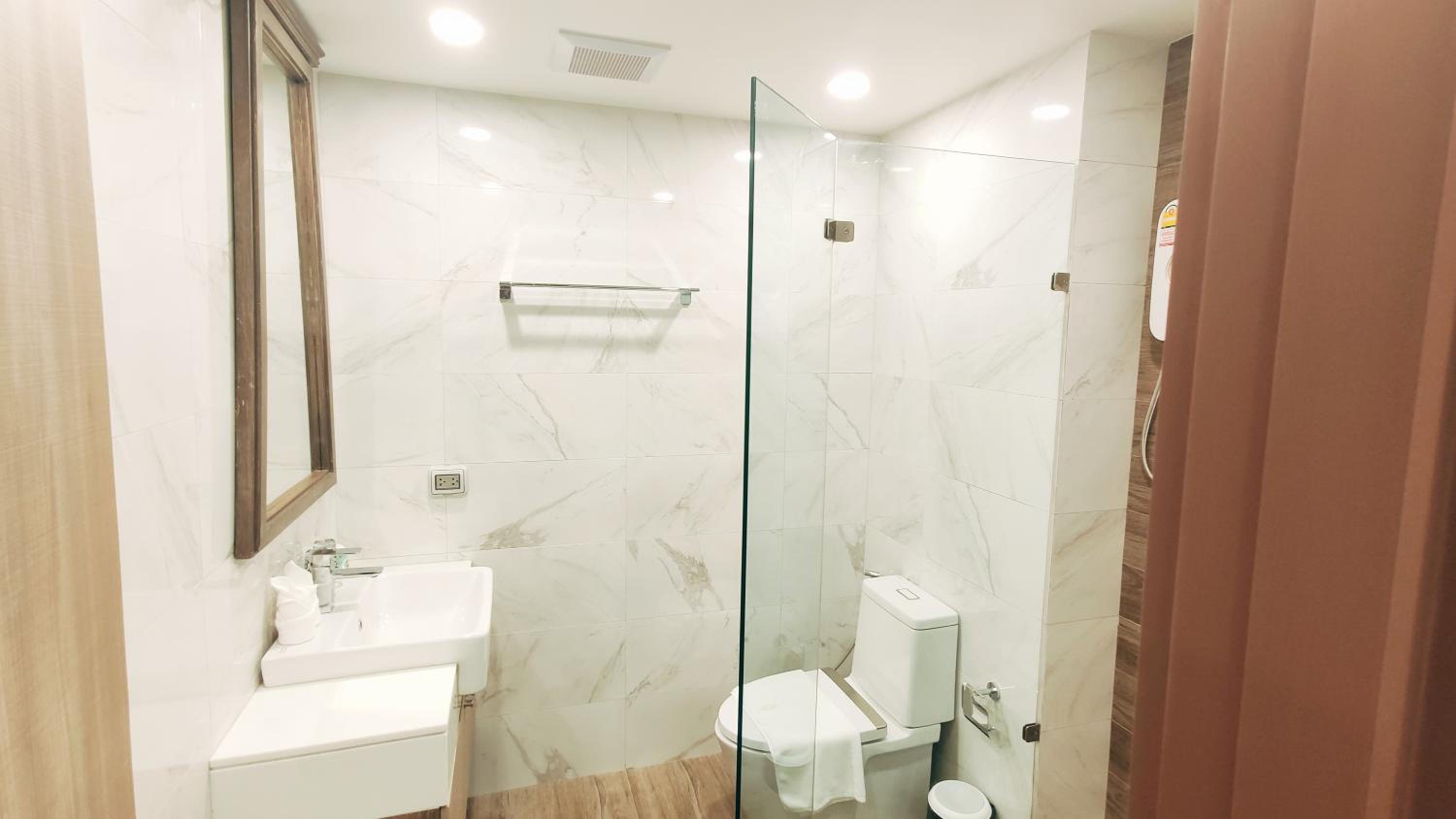 One-Bedroom Suite - Photo 8