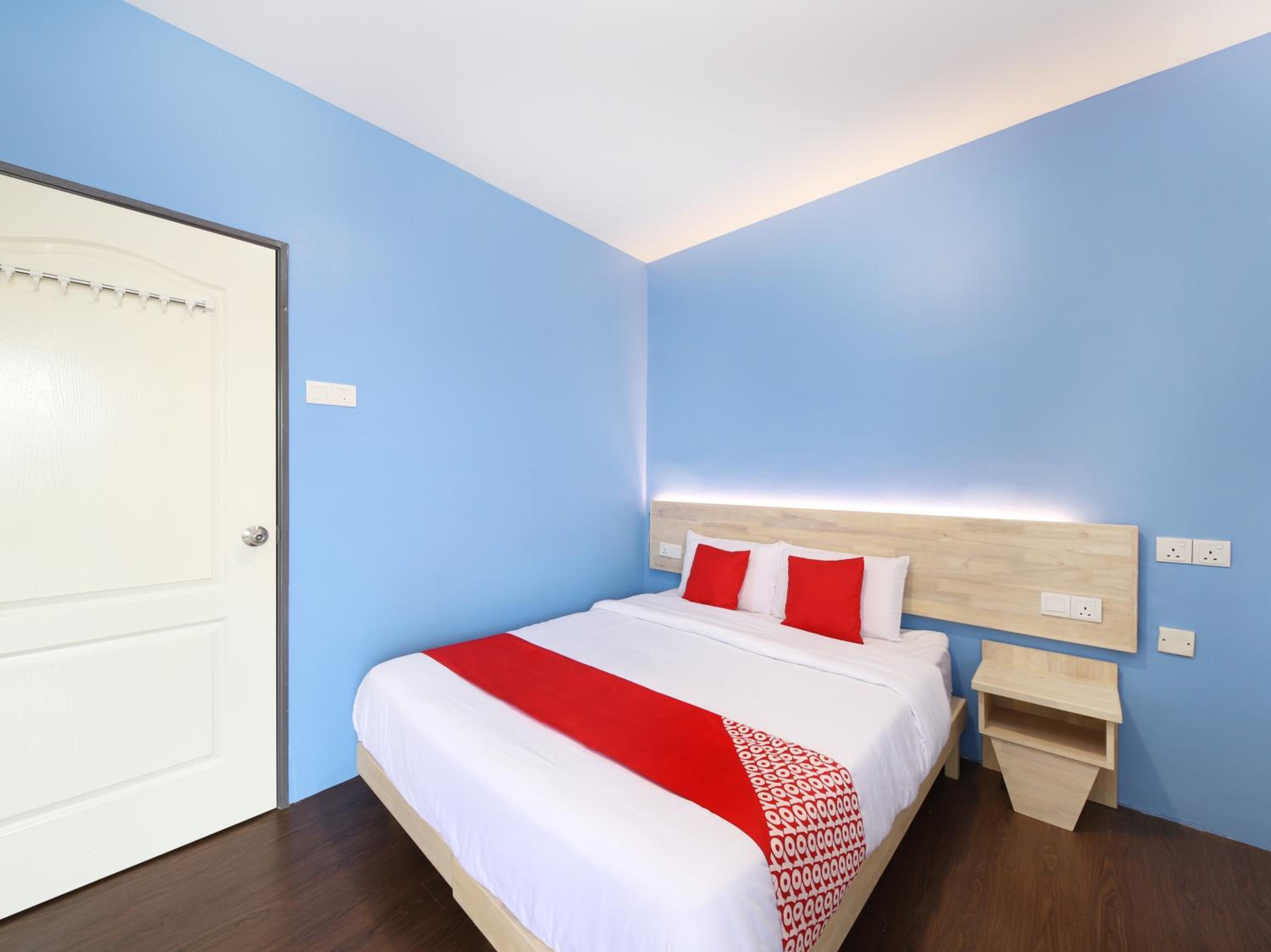 Deluxe Queen Room - Photo 1