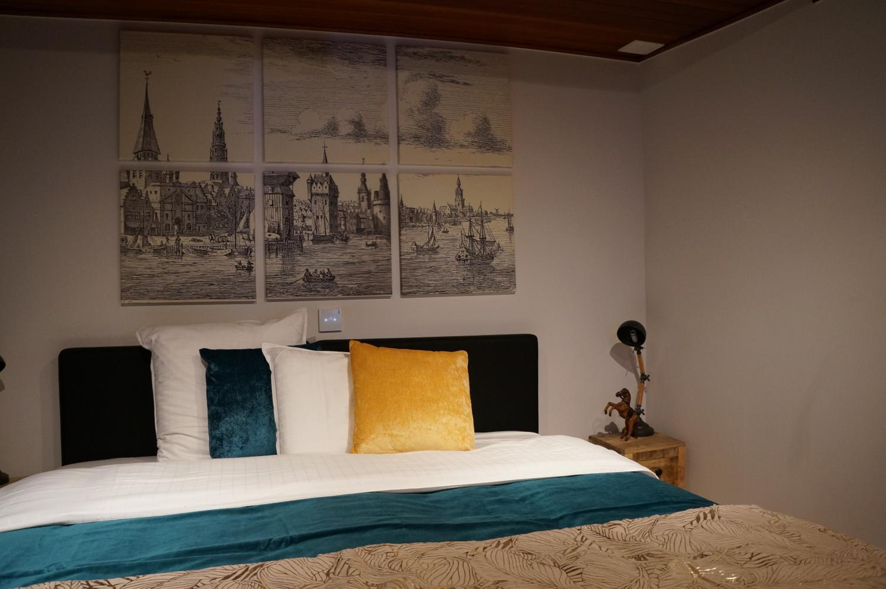 Deluxe Suite with double bed or 2 single beds