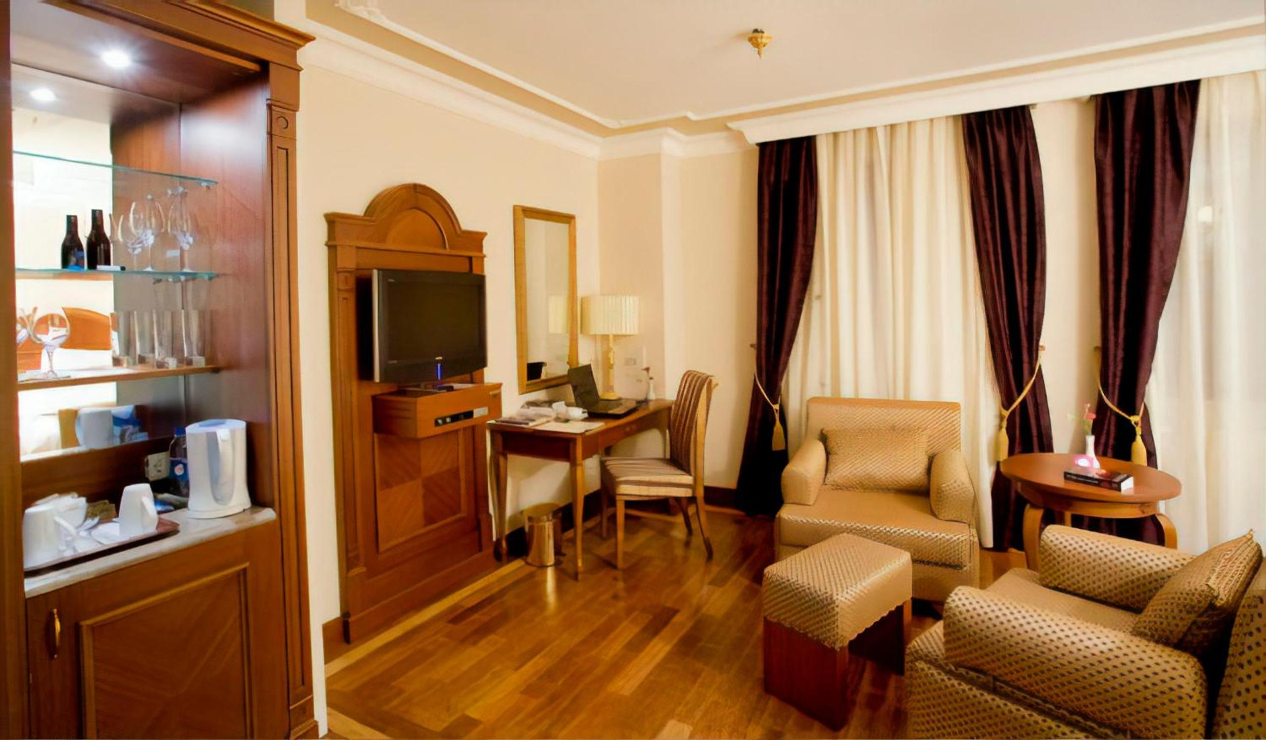 Deluxe Queen Suite