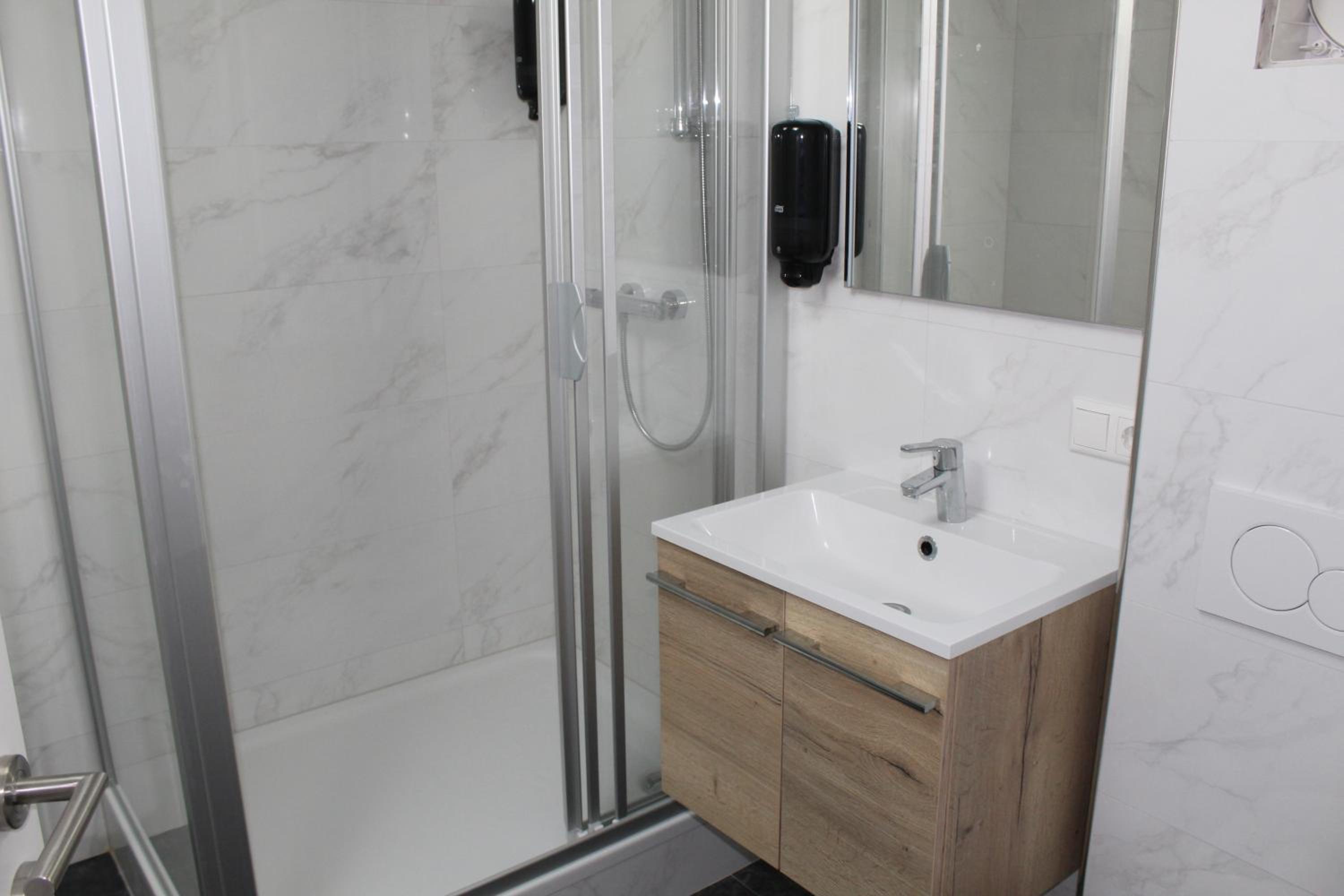 Deluxe Double Room with Shower - Photo 4