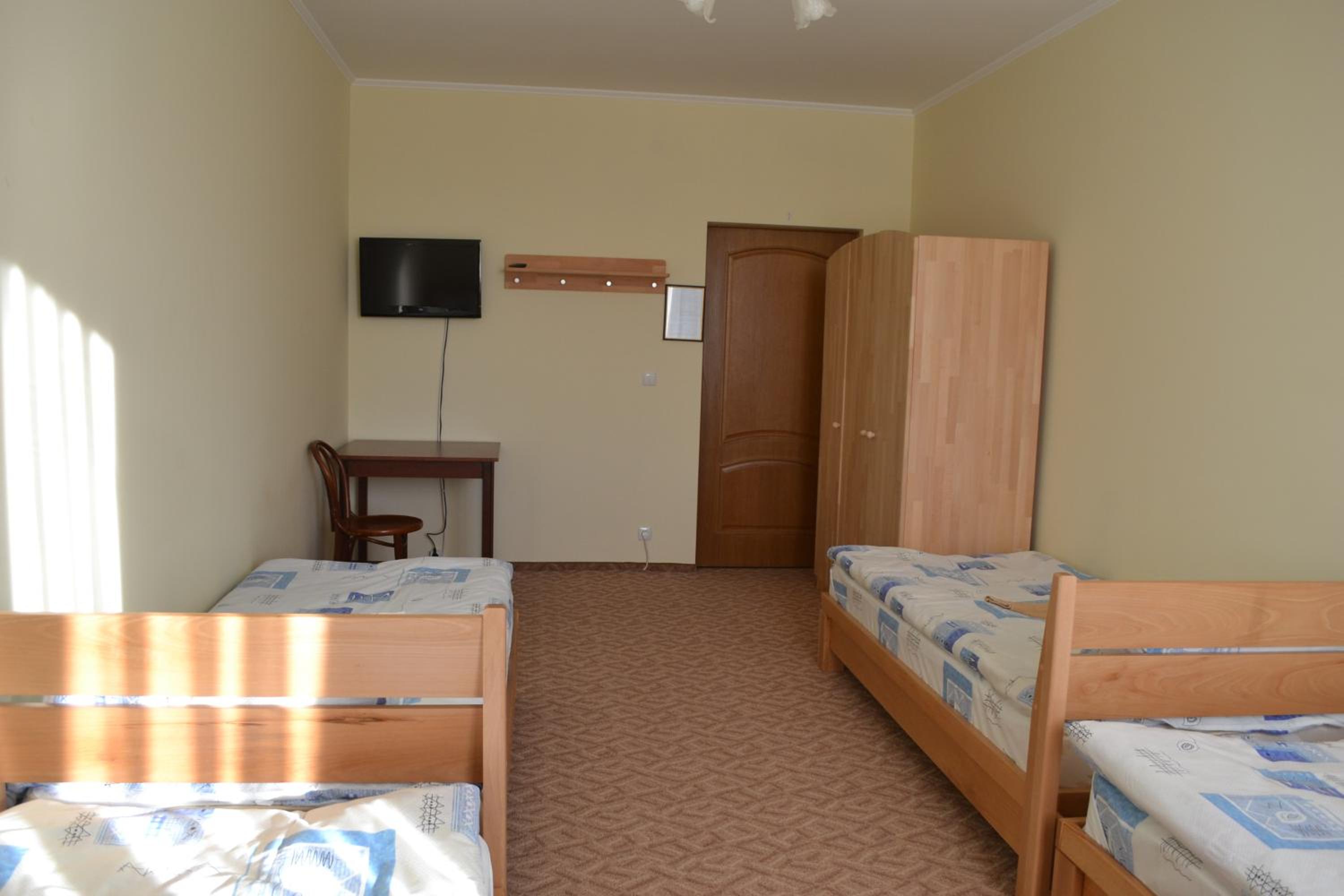Economy Triple Room photo 2