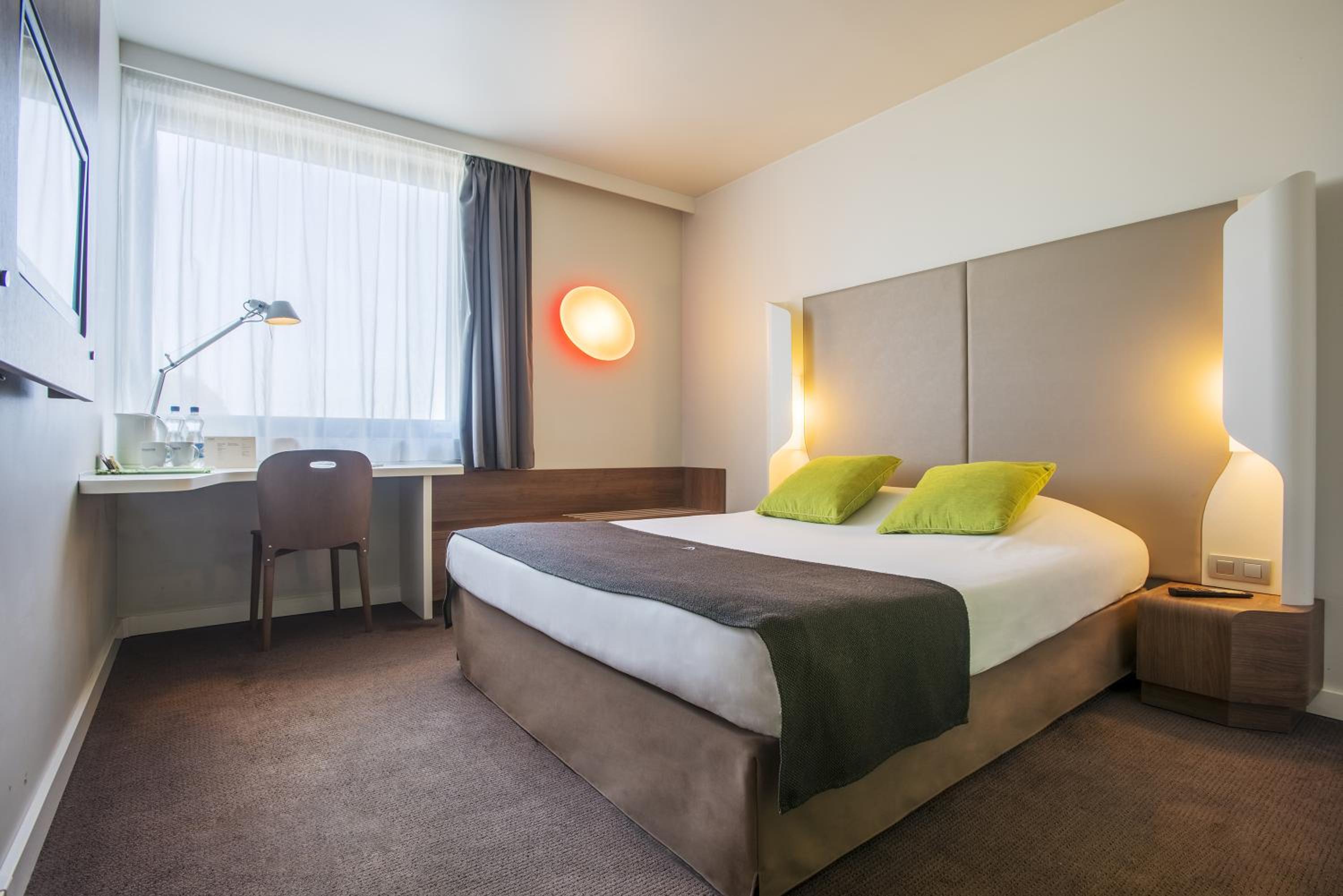 Standard Room - 1 Queen Bed