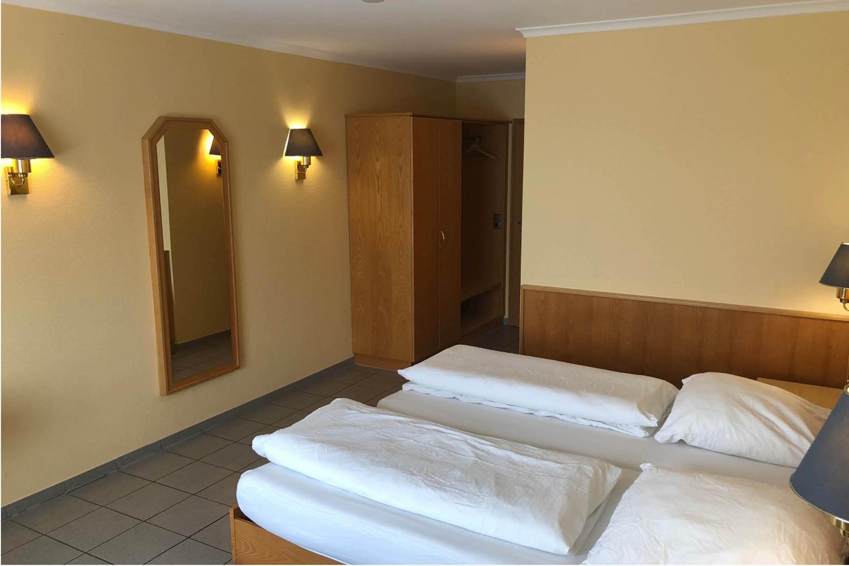 Standard Double Room - Photo 9