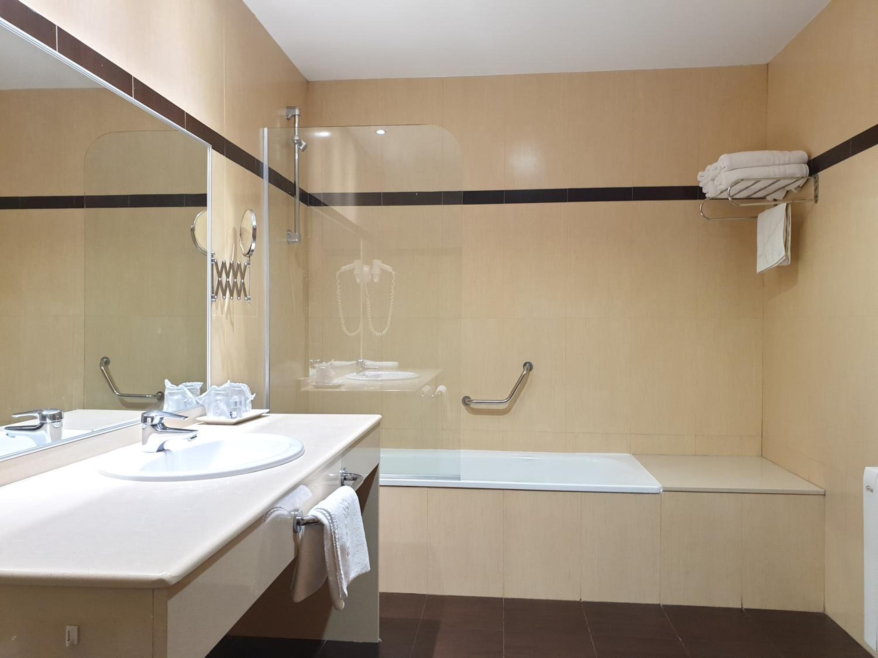 Double or Twin Room - Photo 4