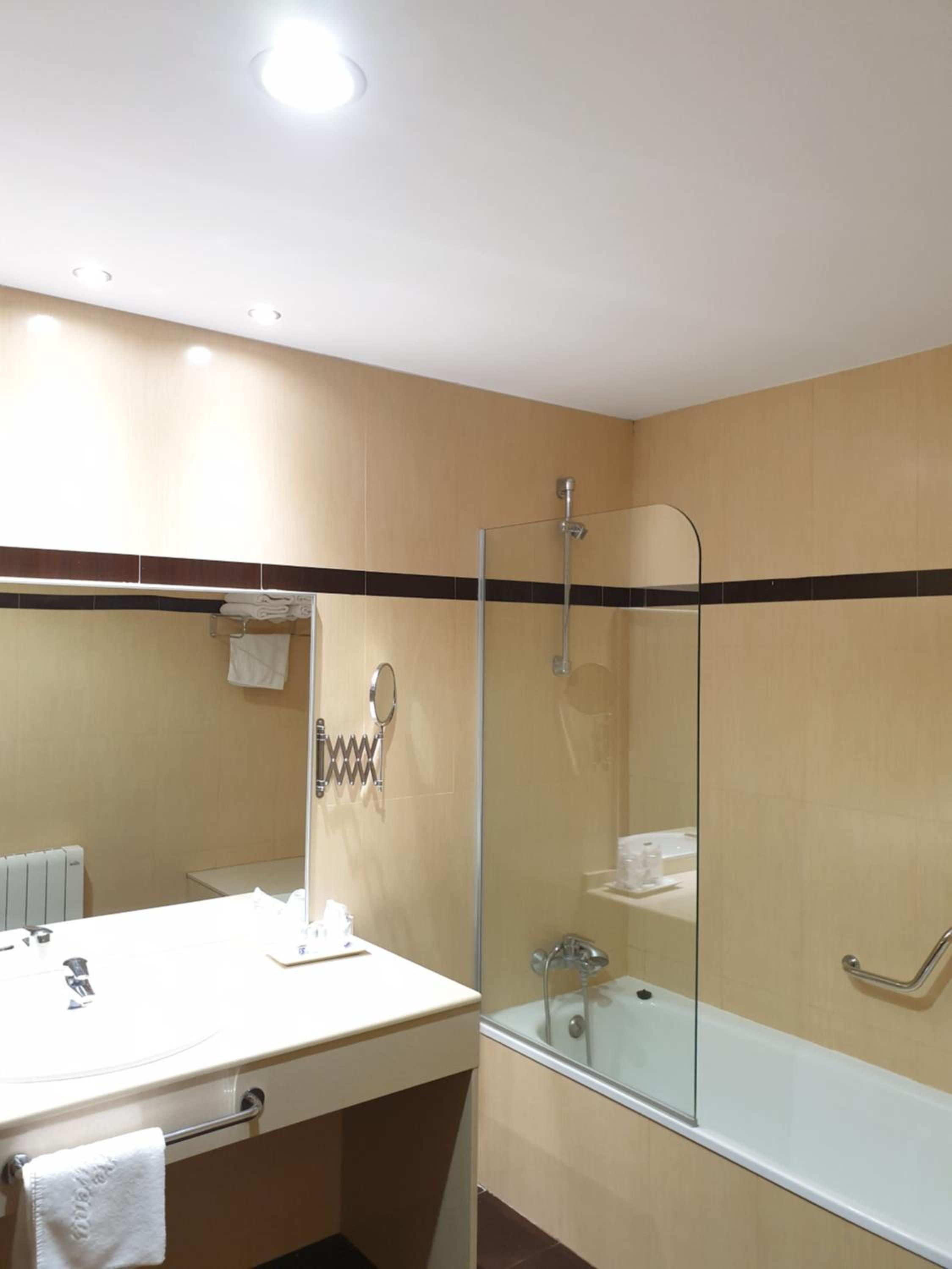 Double or Twin Room - Photo 6